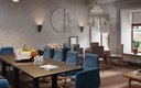 apart-otel-okno-ob-otele-gostinaya