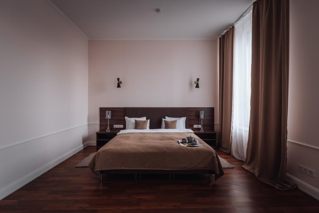 Люкс 4-местный 6-комнатный Президентский (вид на Казанский собор)