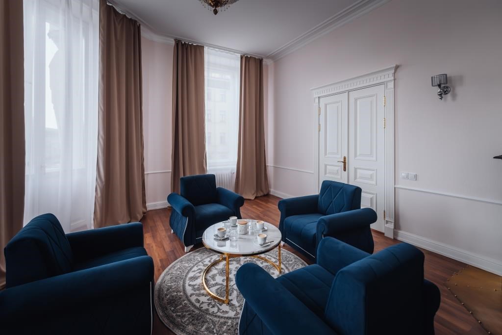 Люкс 4-местный 6-комнатный Президентский (вид на Казанский собор)