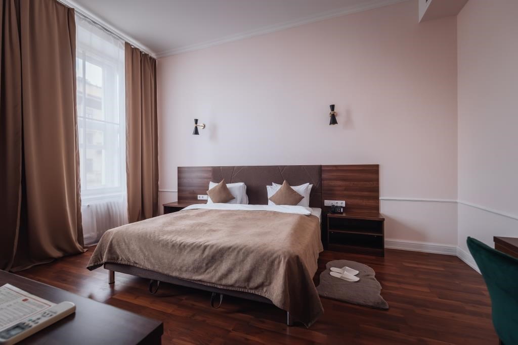 Люкс 4-местный 6-комнатный Президентский (вид на Казанский собор)