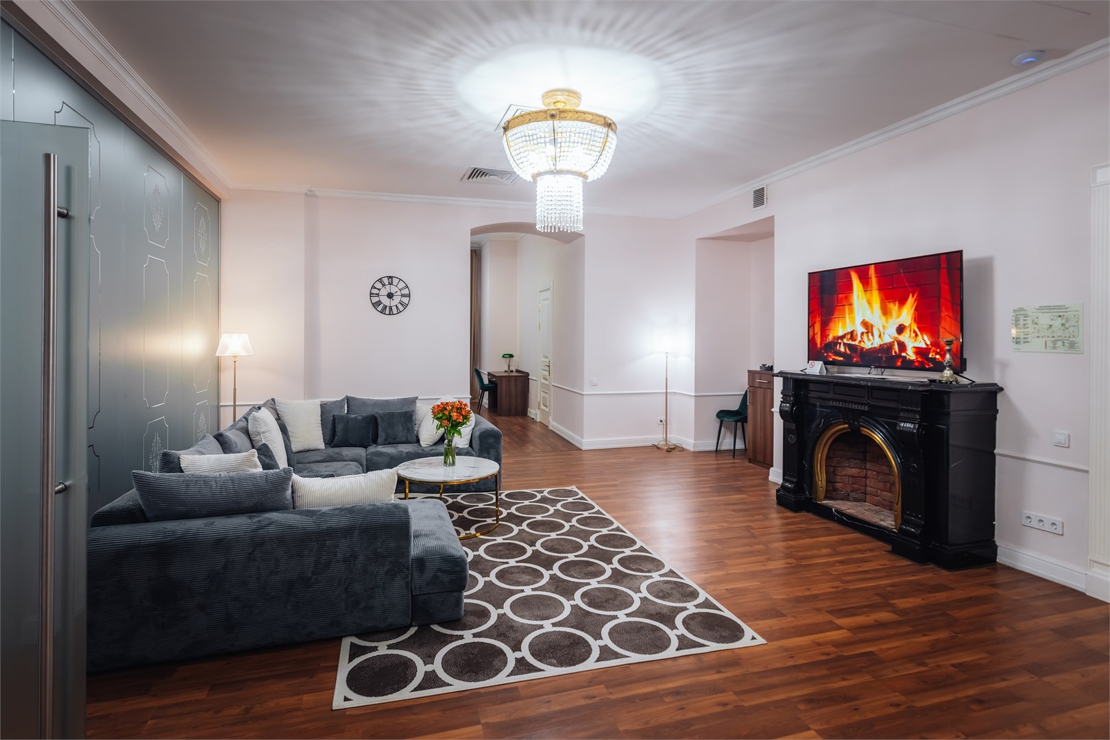 Люкс 4-местный 6-комнатный Президентский (вид на Казанский собор)