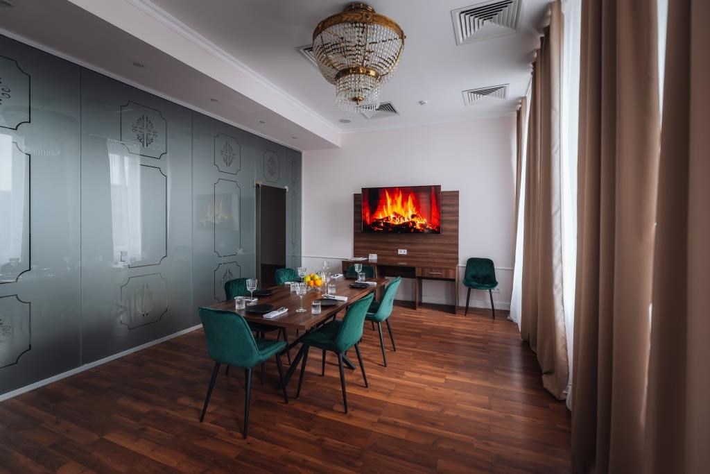 Люкс 4-местный 6-комнатный Президентский (вид на Казанский собор)