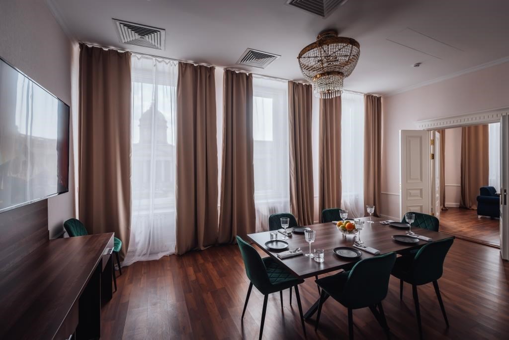 Люкс 4-местный 6-комнатный Президентский (вид на Казанский собор)