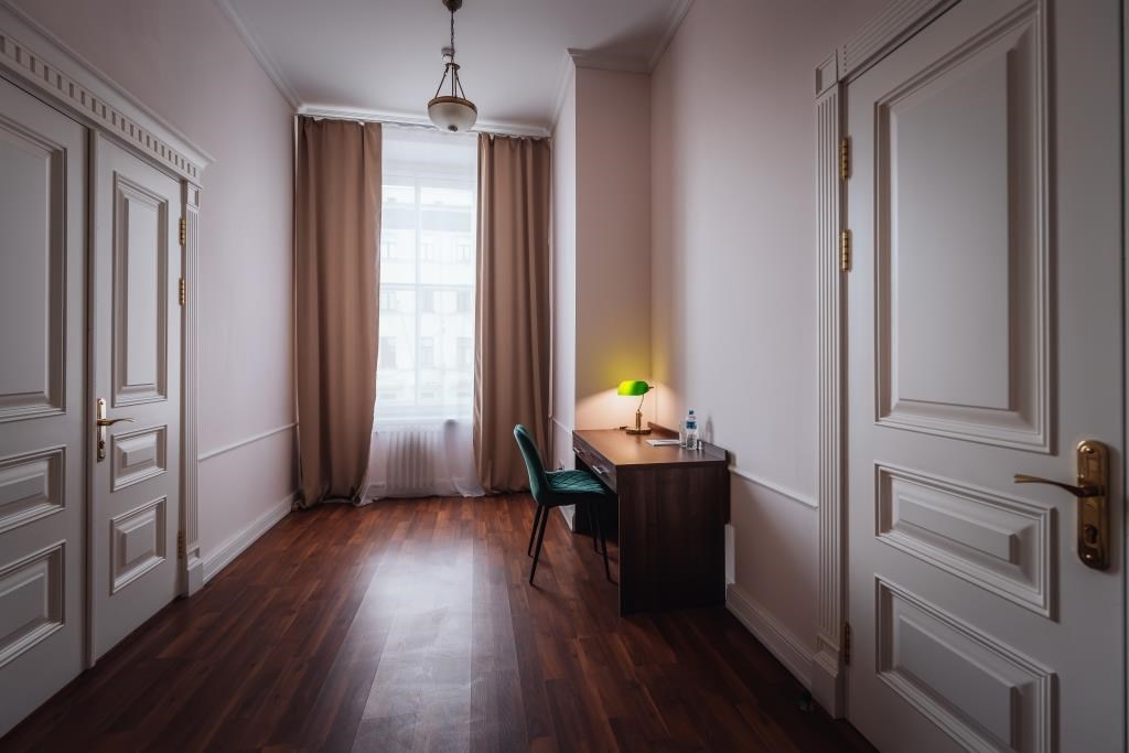 Люкс 4-местный 6-комнатный Президентский (вид на Казанский собор)