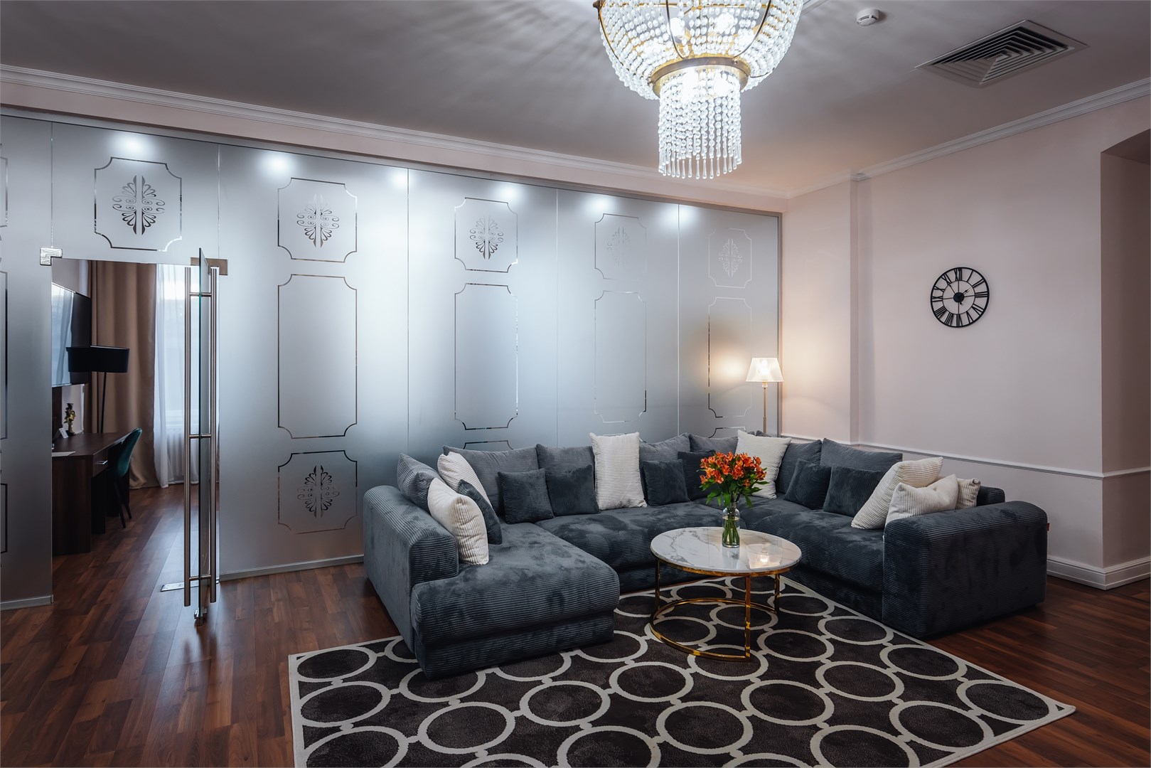 Люкс 4-местный 6-комнатный Президентский (вид на Казанский собор)