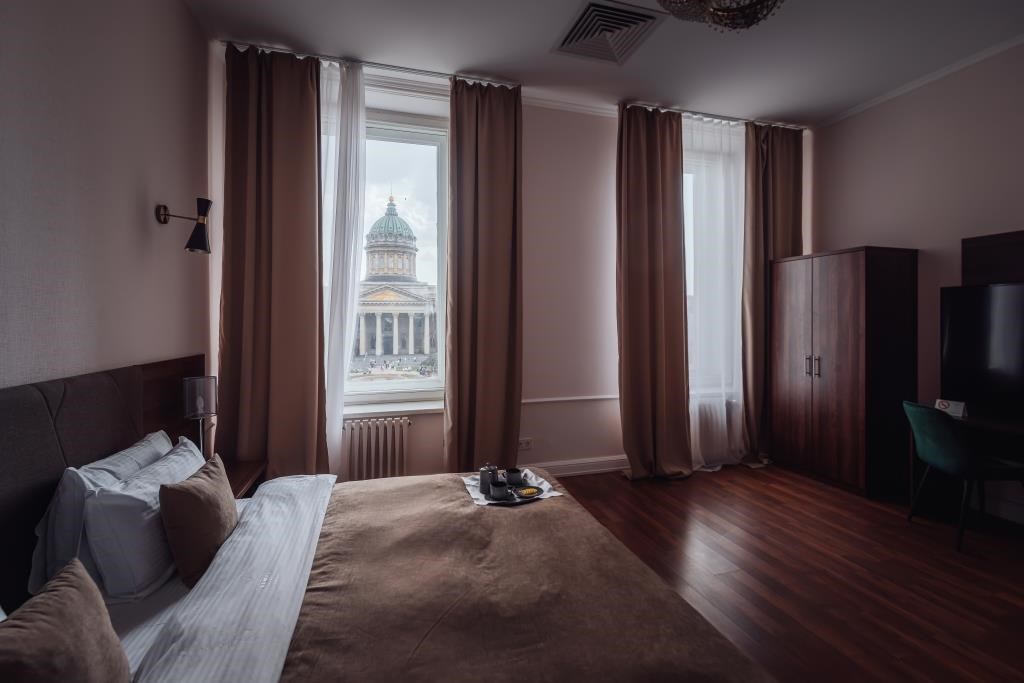 Люкс 4-местный 6-комнатный Президентский (вид на Казанский собор)