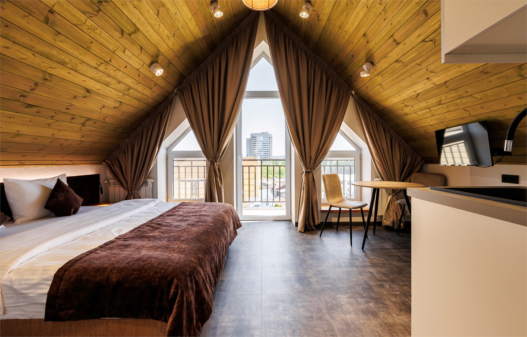 Полулюкс 2-местный 1-комнатный (с видом на гору Машук)