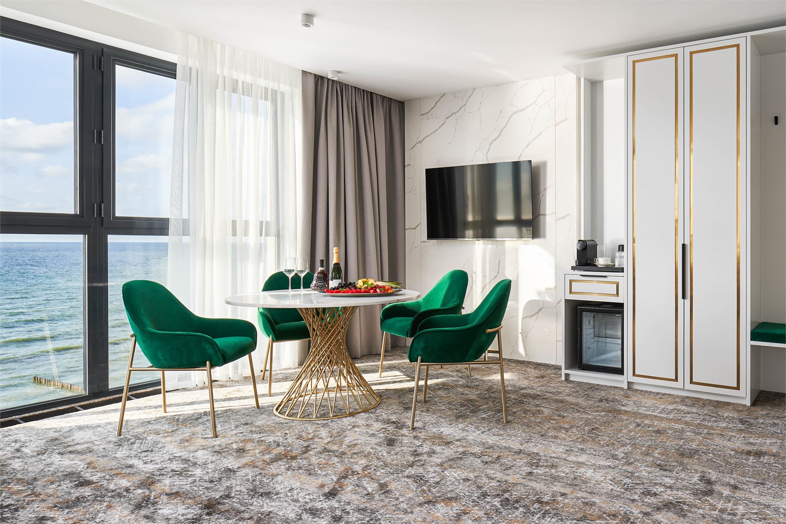 Люкс 2-местный 2-комнатный (с панорамой)