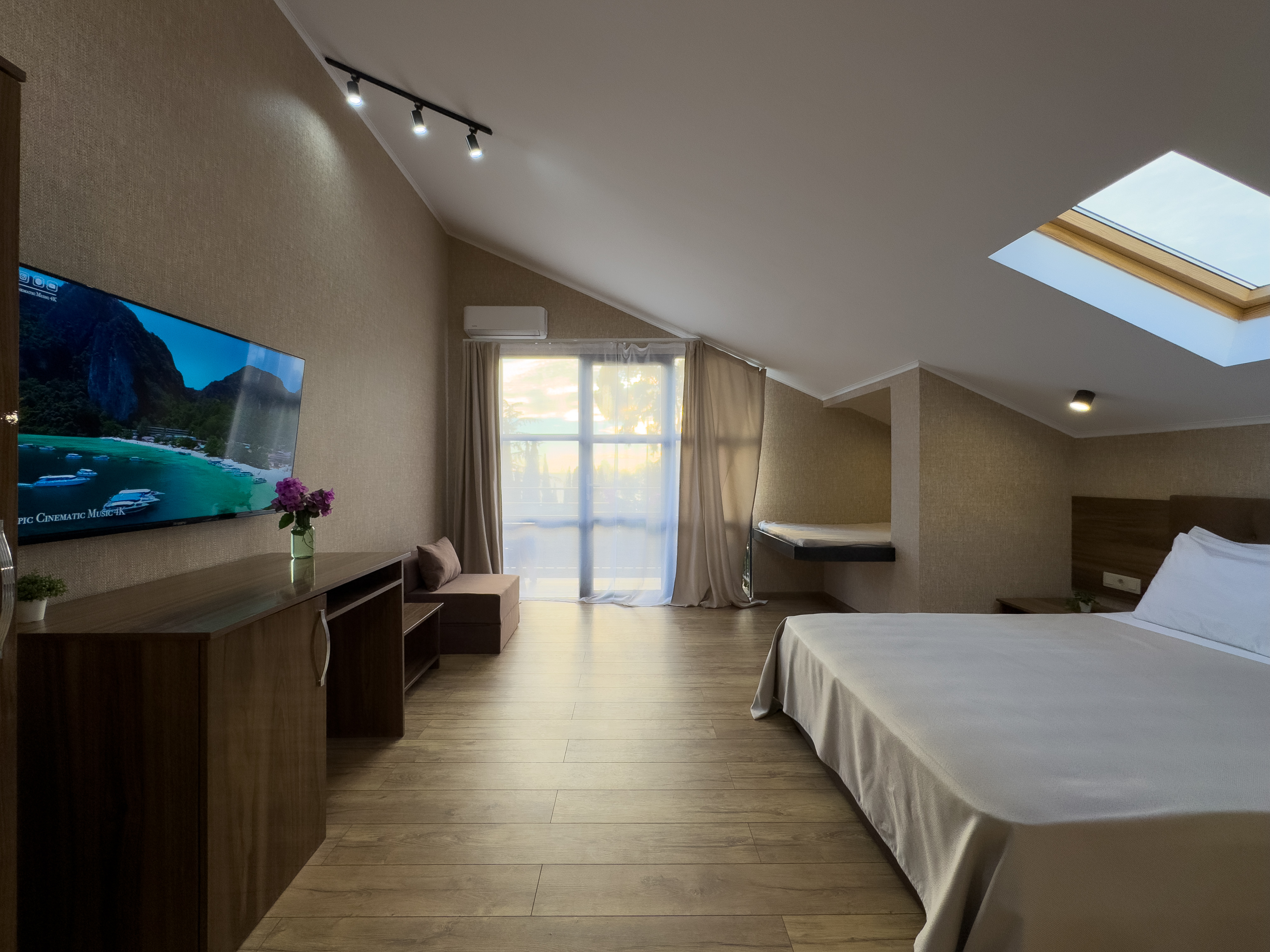 Супериор Плюс 3-местный 1-комнатный (с балконом)