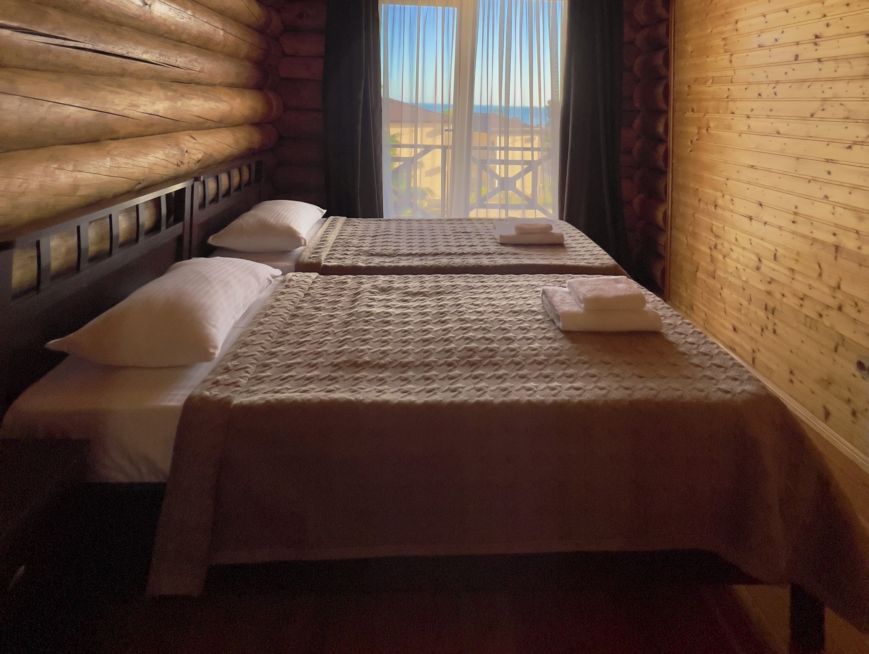 Люкс 4-местный 3-комнатный (2-этажный)