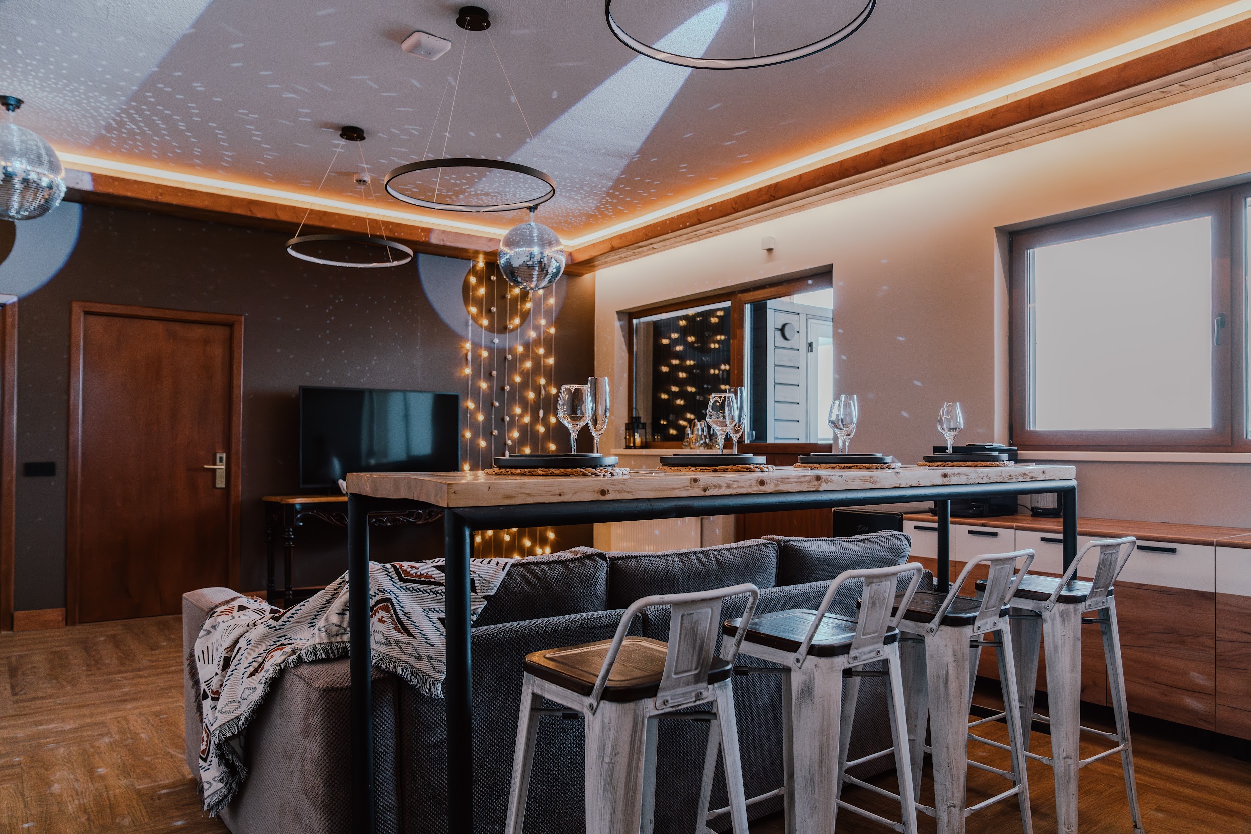 Апартаменты 8-местный 3-комнатный (с джакузи на террасе и видом на горы)