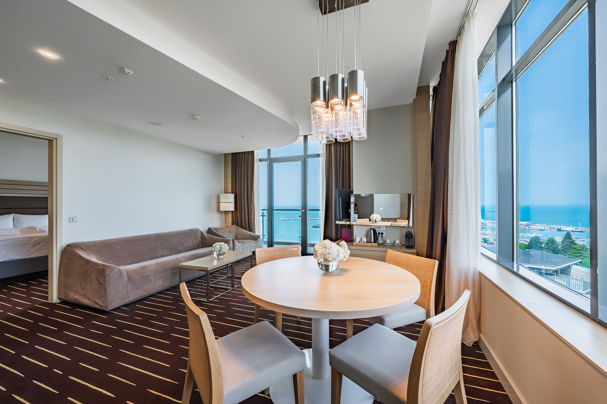 с большой двуспальной кроватью и диваном — фото 1