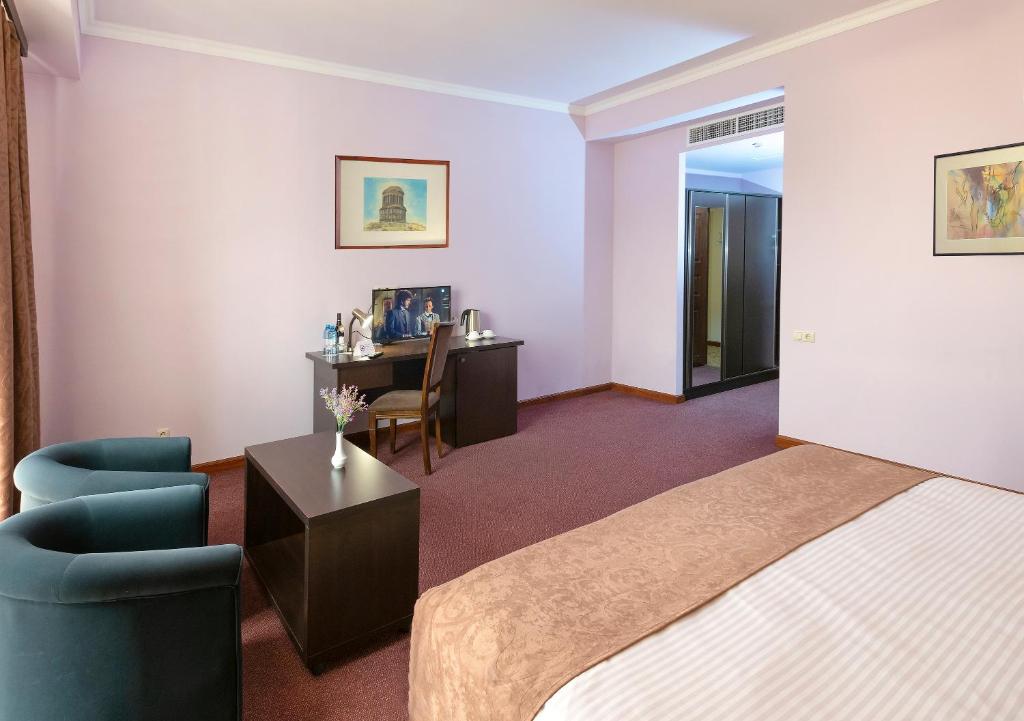 Ani central. Ani Central Inn Ереван. Отель Silachi Hotel Ереван 3. Central Hotel Yerevan 4*. Отель Ани централ ИНН Ереван.