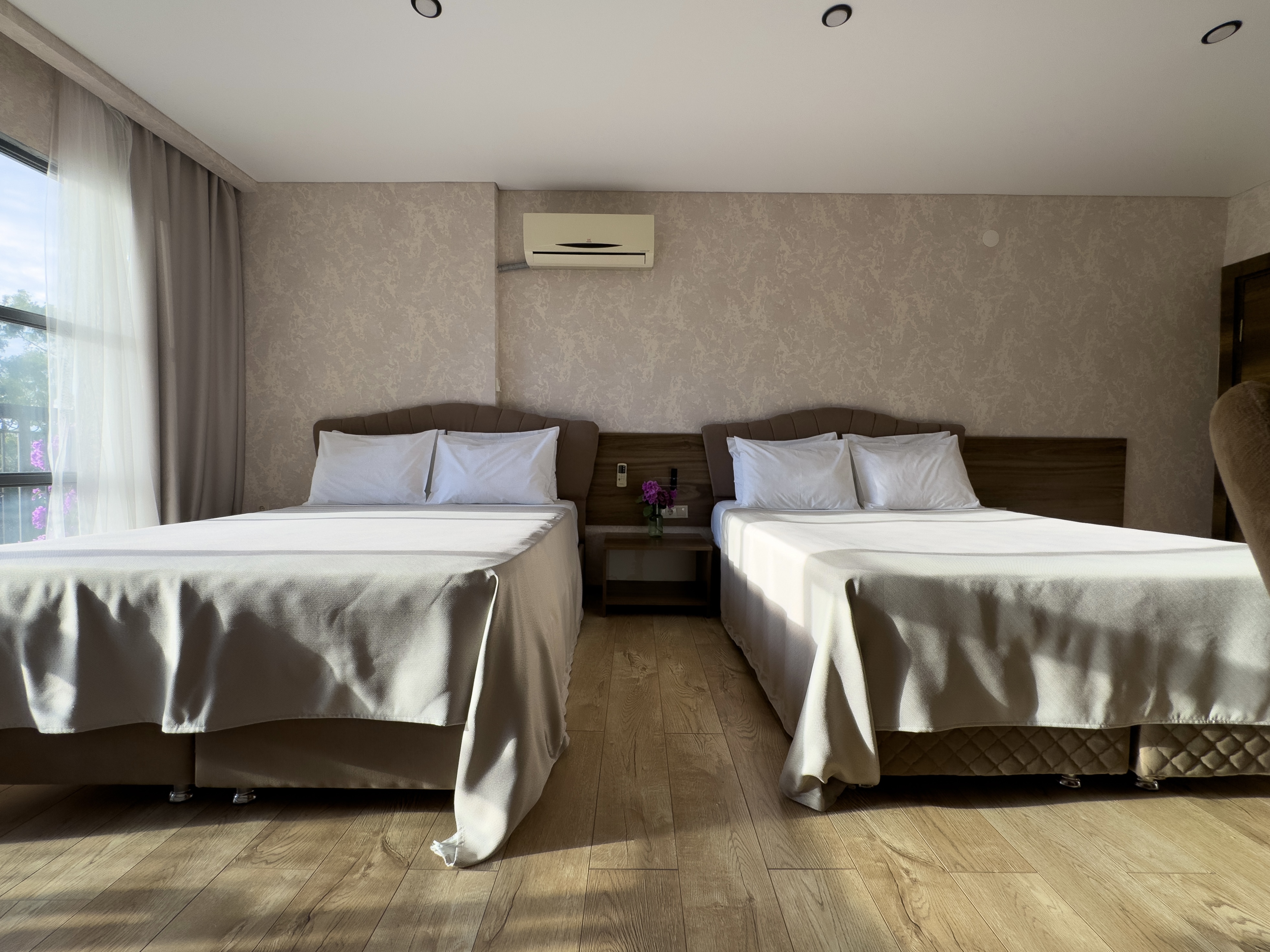 Сюит 4-местный 1-комнатный (с балконом)