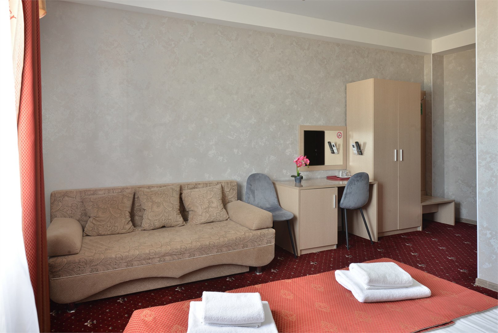 Джуниор Сьют 4-местный (с балконом и видом на море)