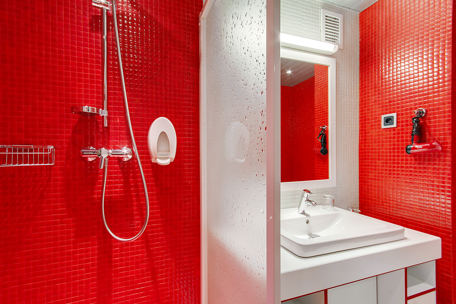 ванная в красных тонах дизайн