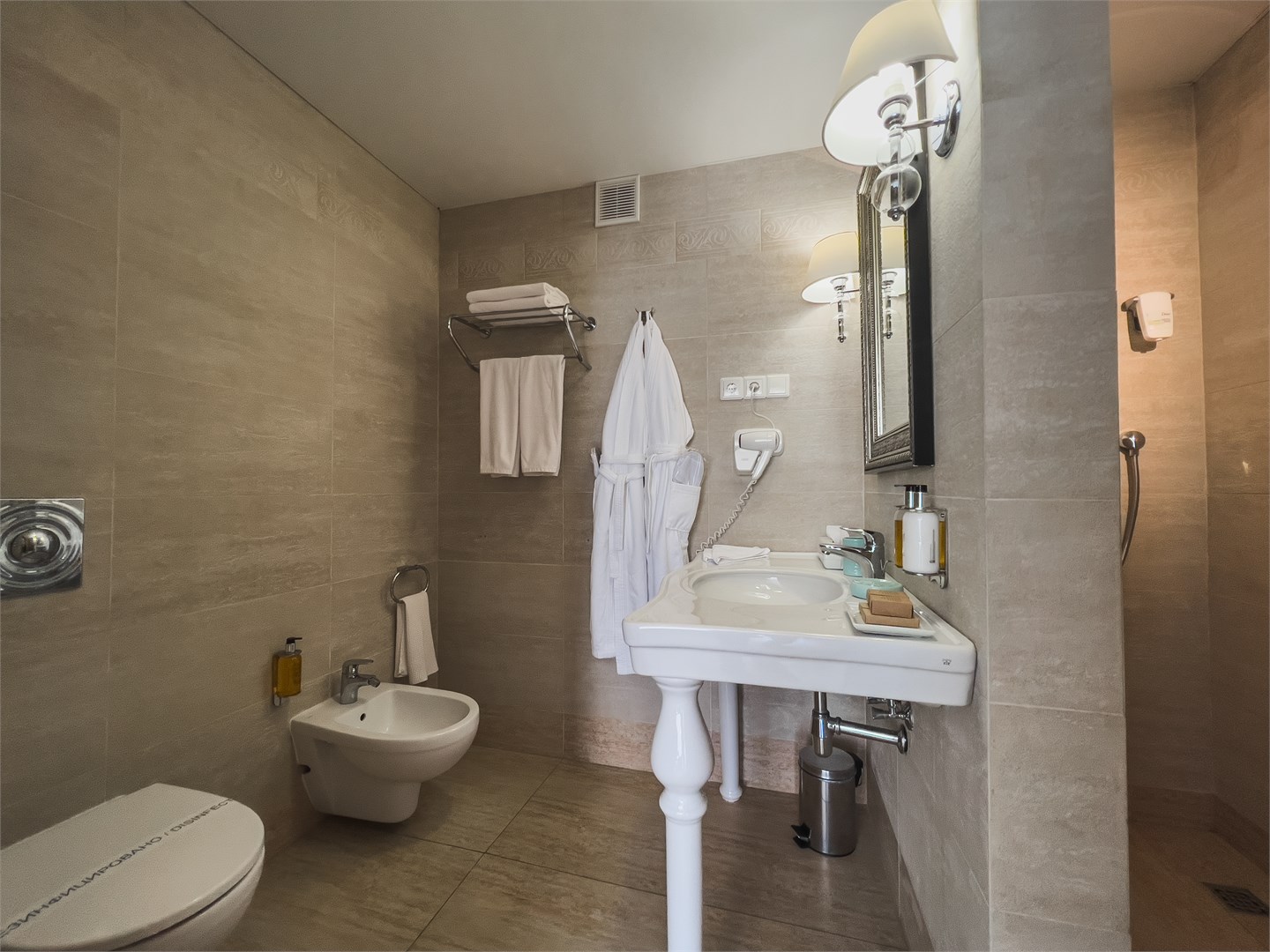 Сюит 4-местный 2-комнатный (премиум)