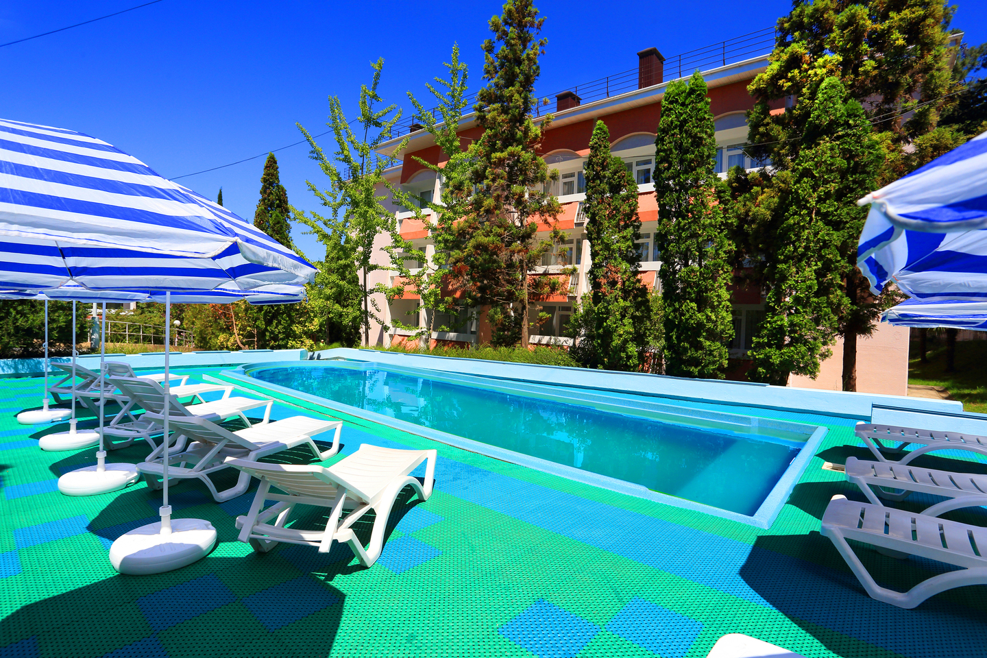 Открытый бассейн у нижних корпусов