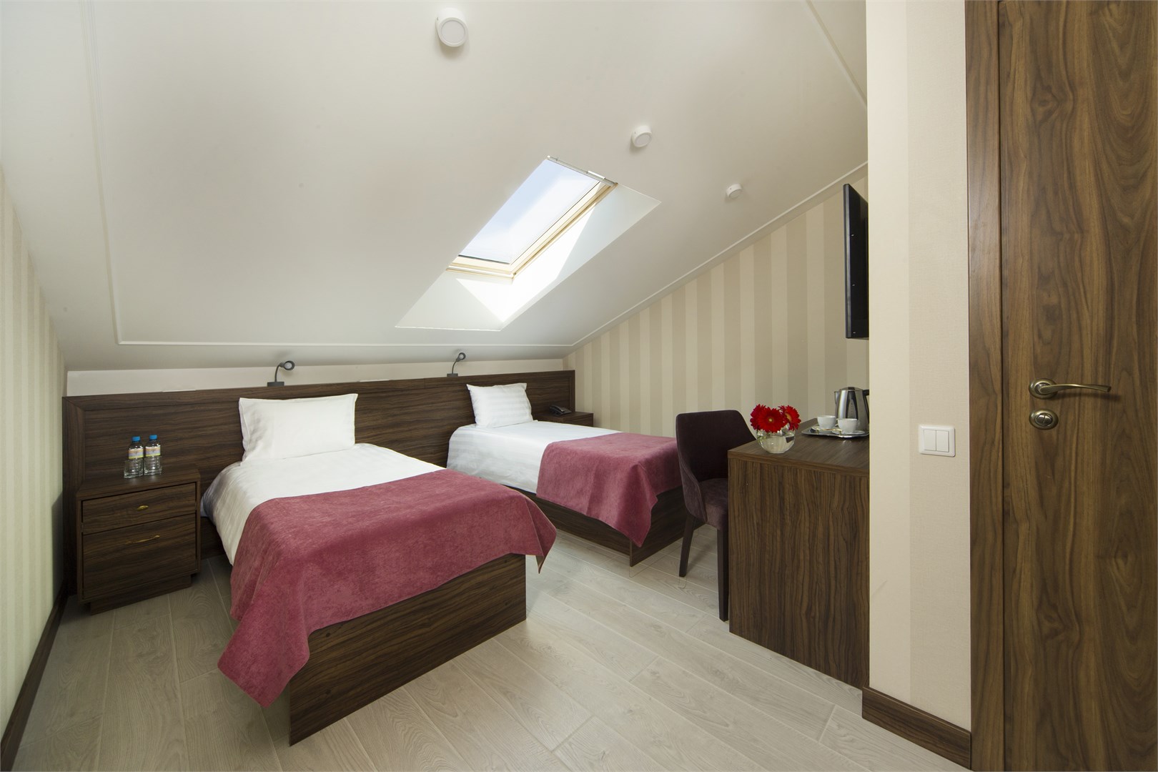 Фотография Мансарда 2-местный Небесный с мансардным окном