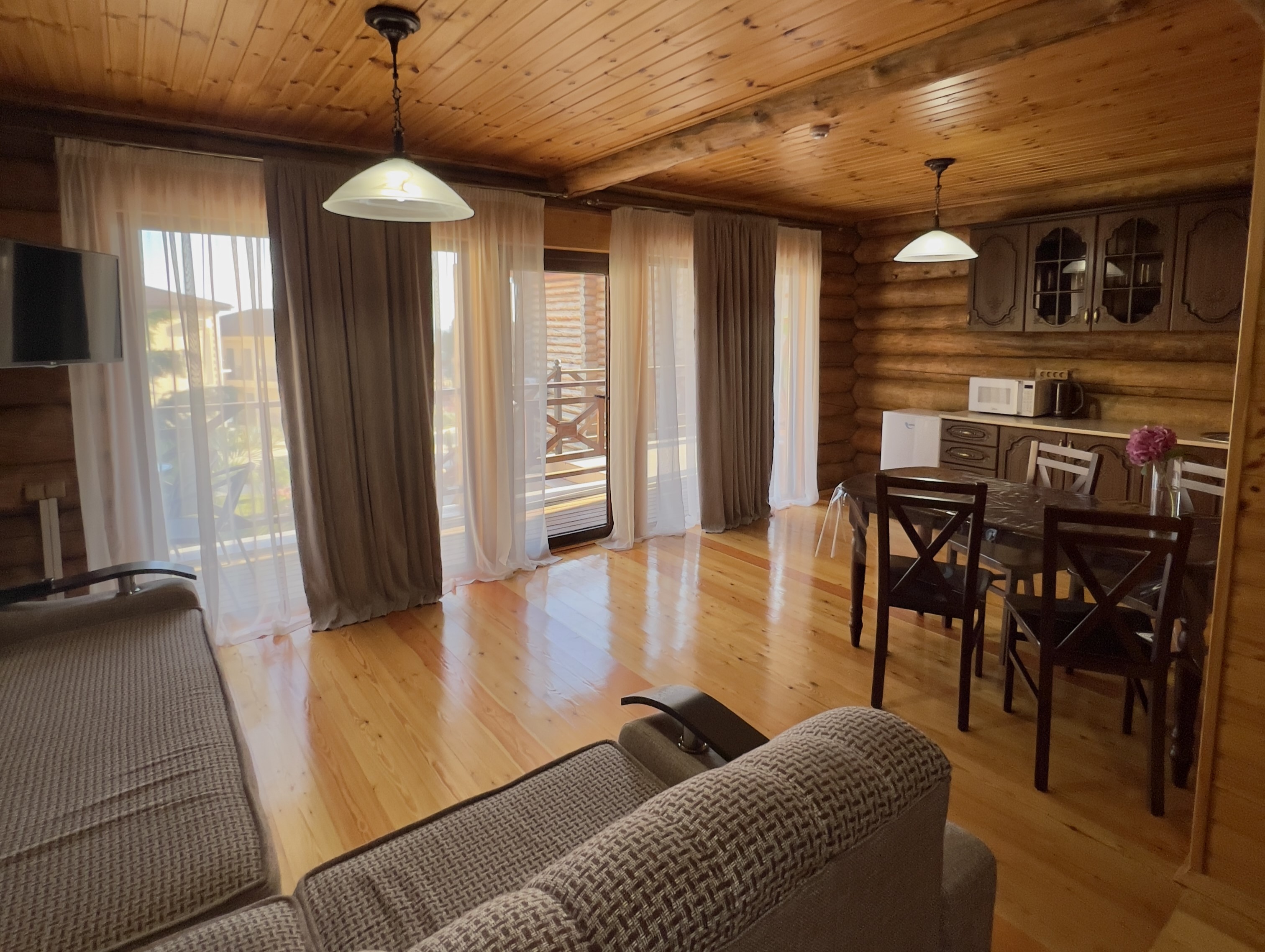 Люкс 4-местный 3-комнатный (2-этажный)