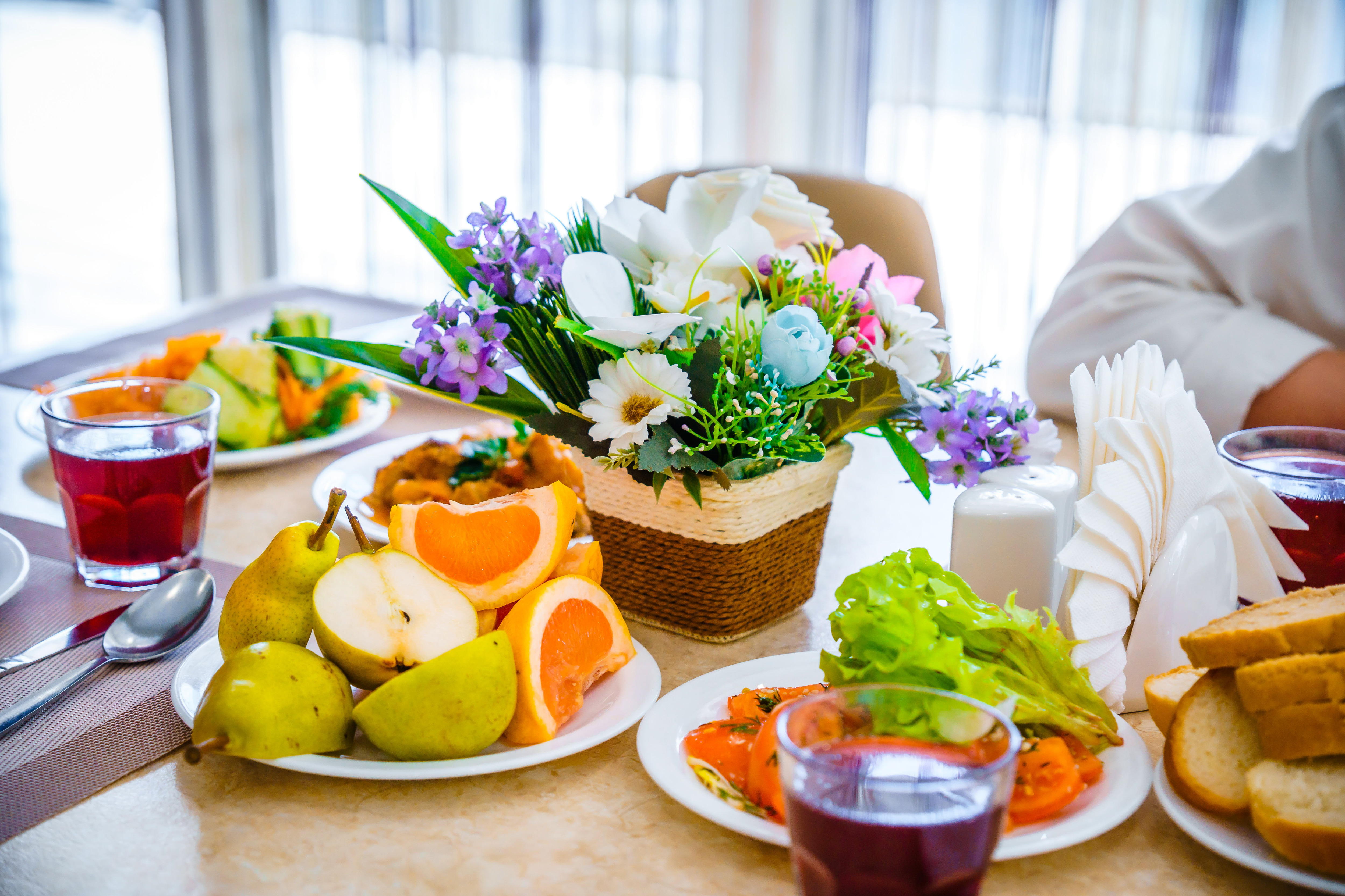 Сервировка типового обеденного стола