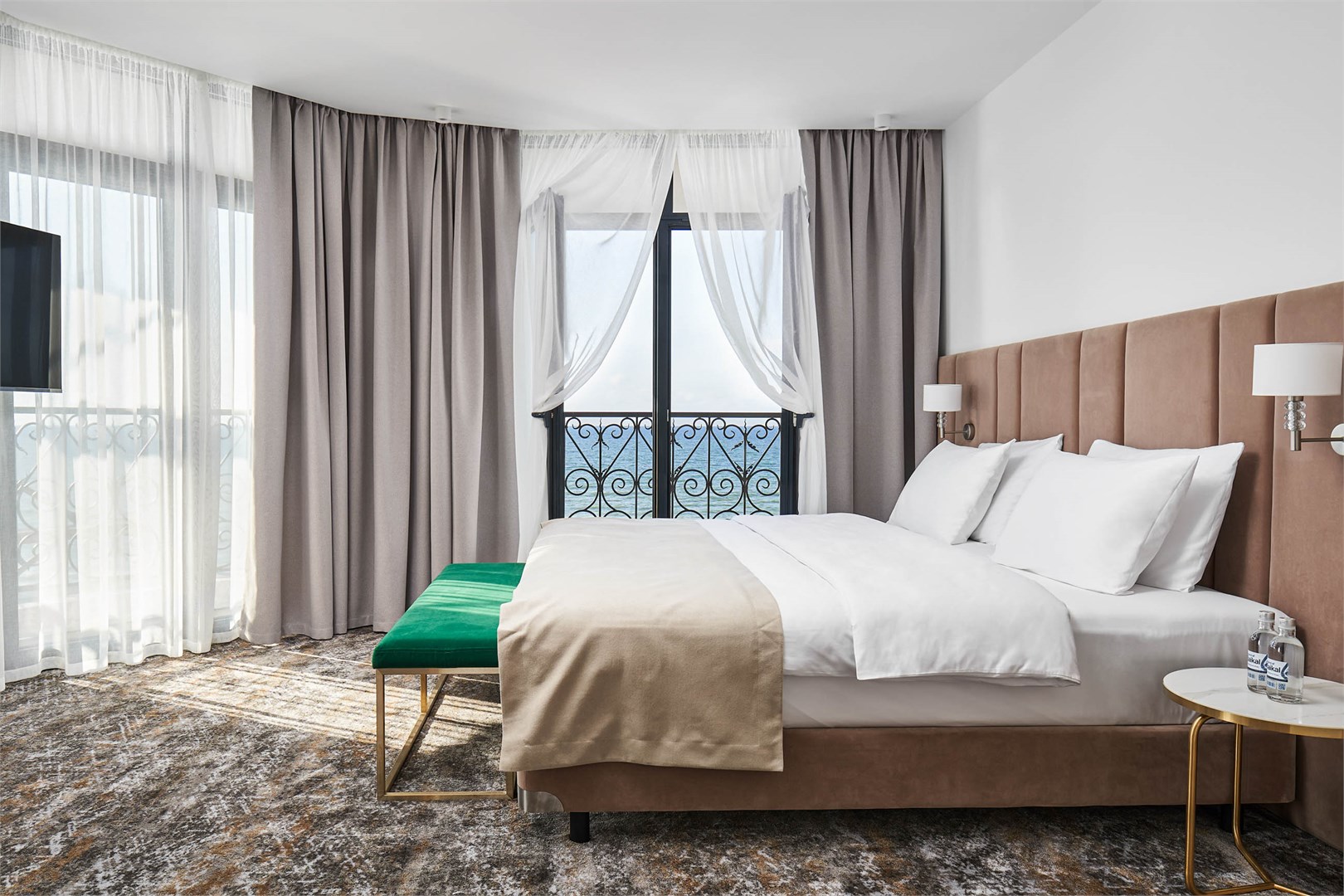 Люкс 2-местный 2-комнатный (с панорамой)