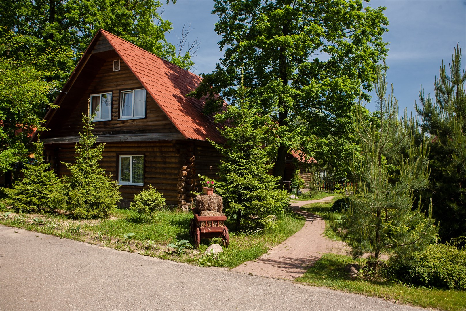 Фотография Коттедж 8-местный (семейный с 4-мя спальнями)