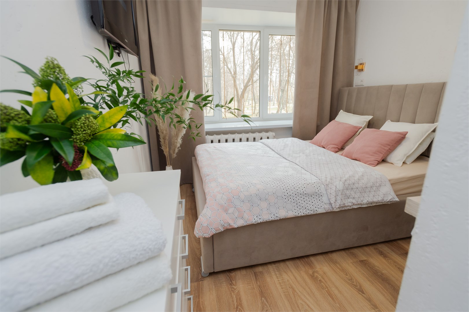 AHause на Малышева 104