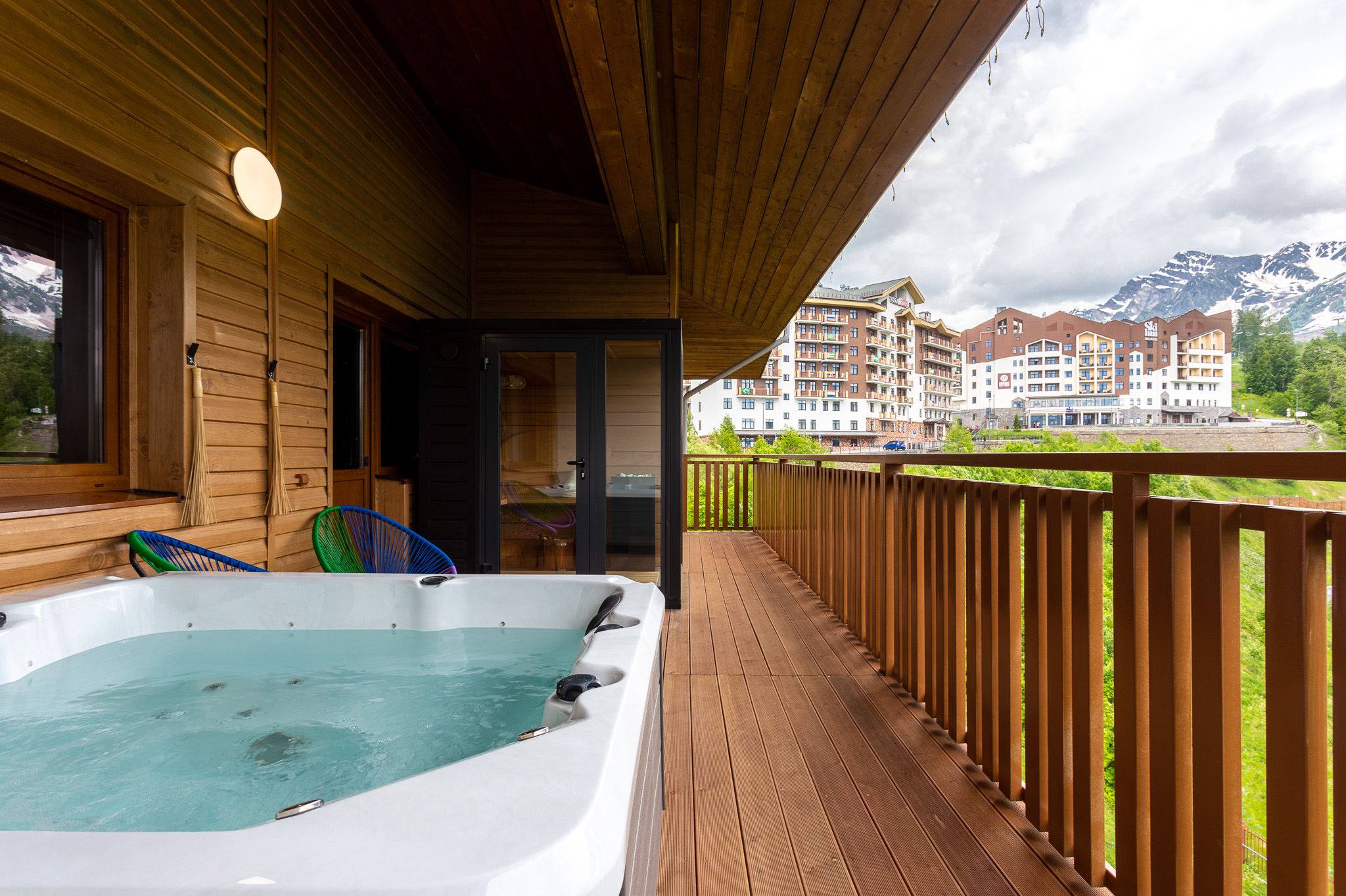 Апартаменты 8-местный 3-комнатный (с джакузи на террасе и видом на горы)