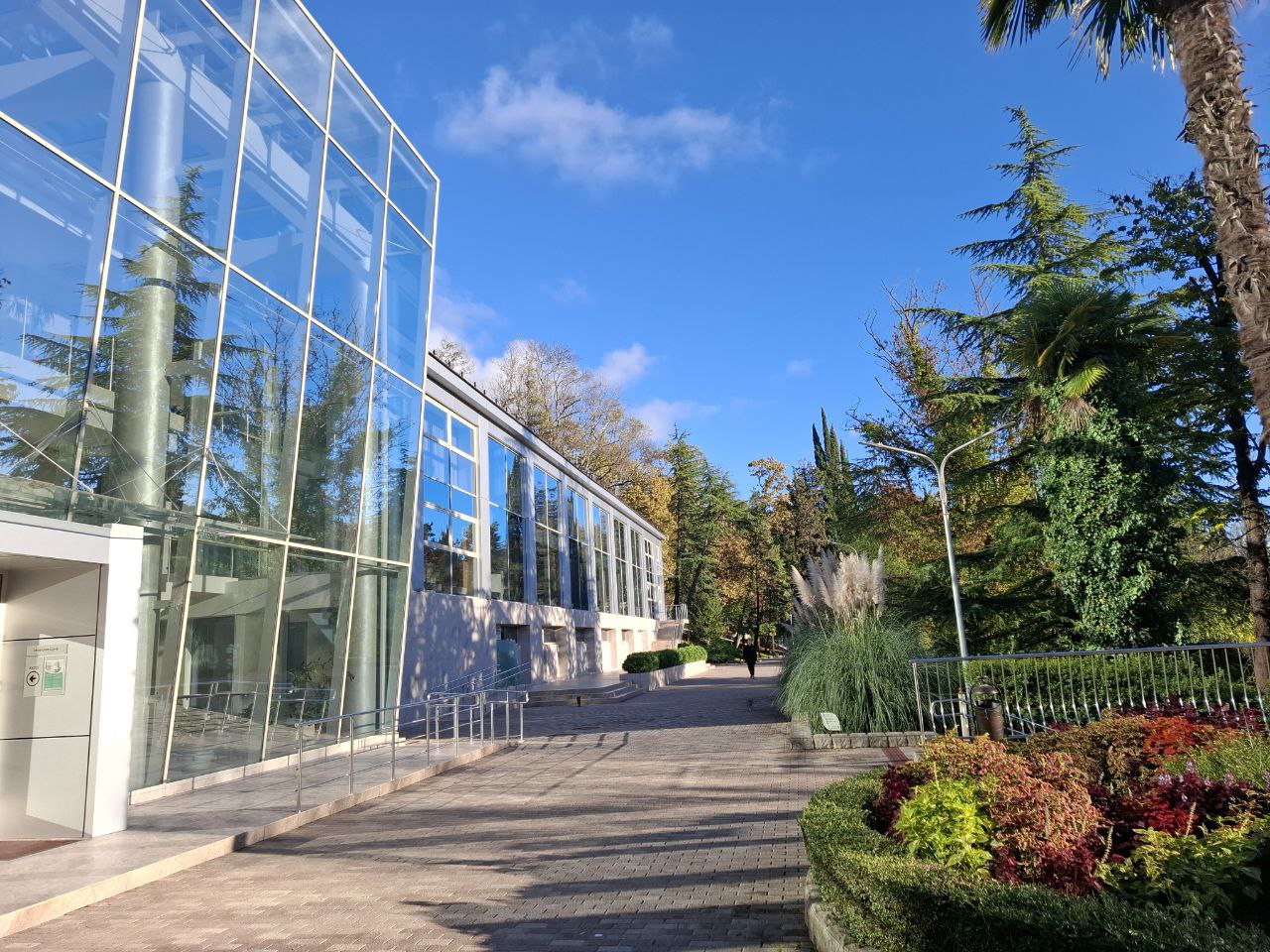 Территория, здание Мед центра