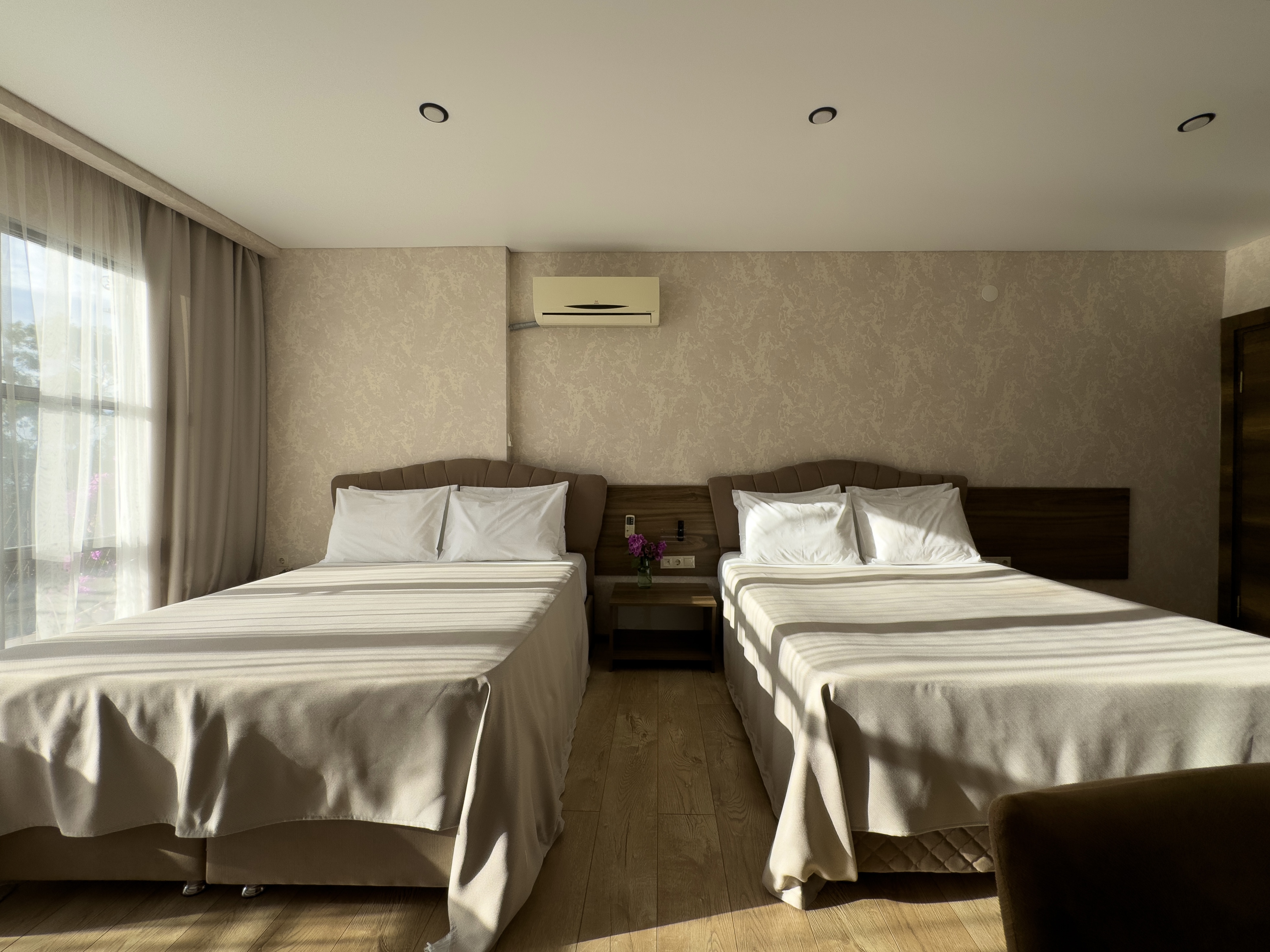 Сюит 4-местный 1-комнатный (с балконом)