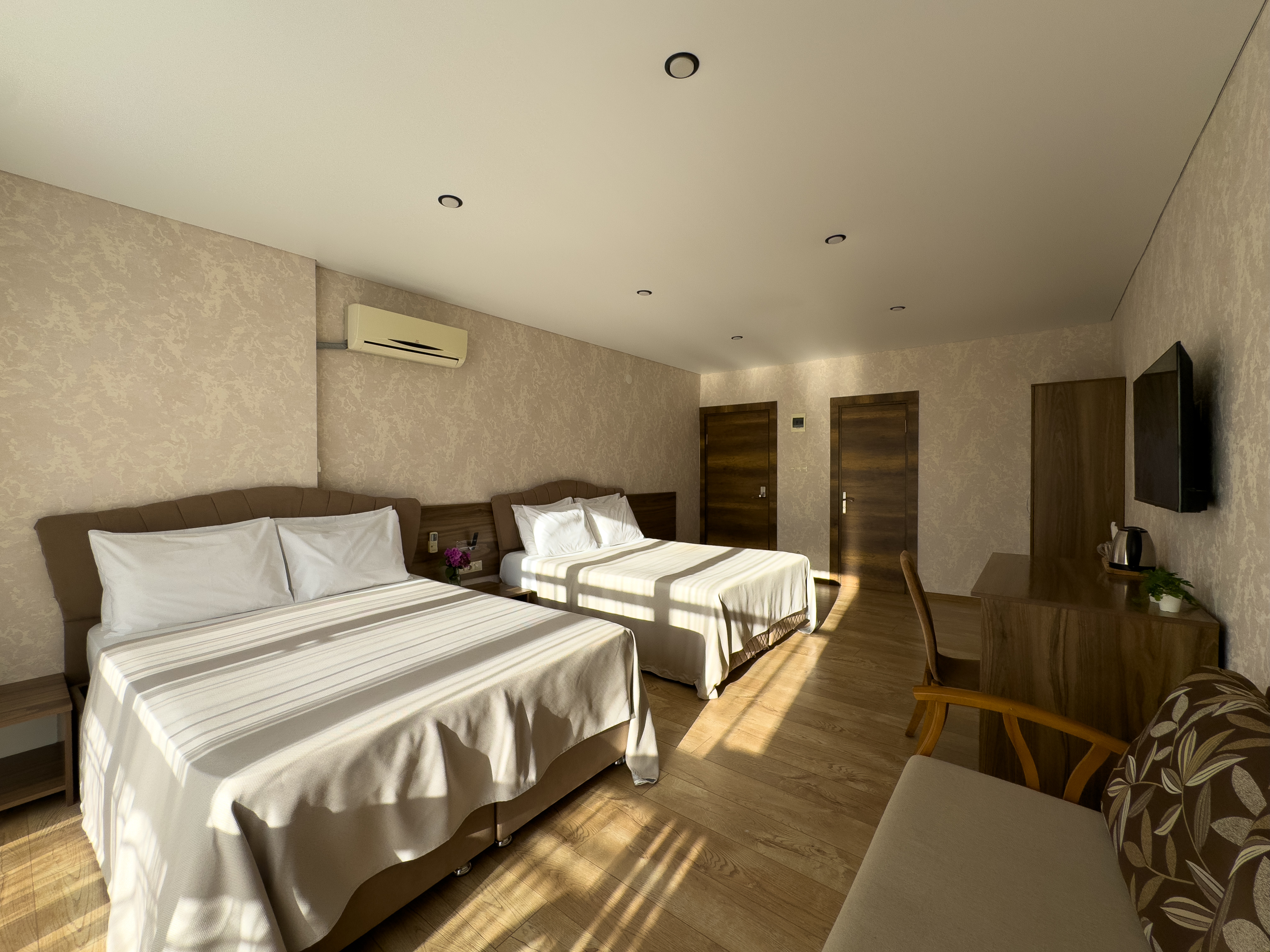 Сюит 4-местный 1-комнатный (с балконом)