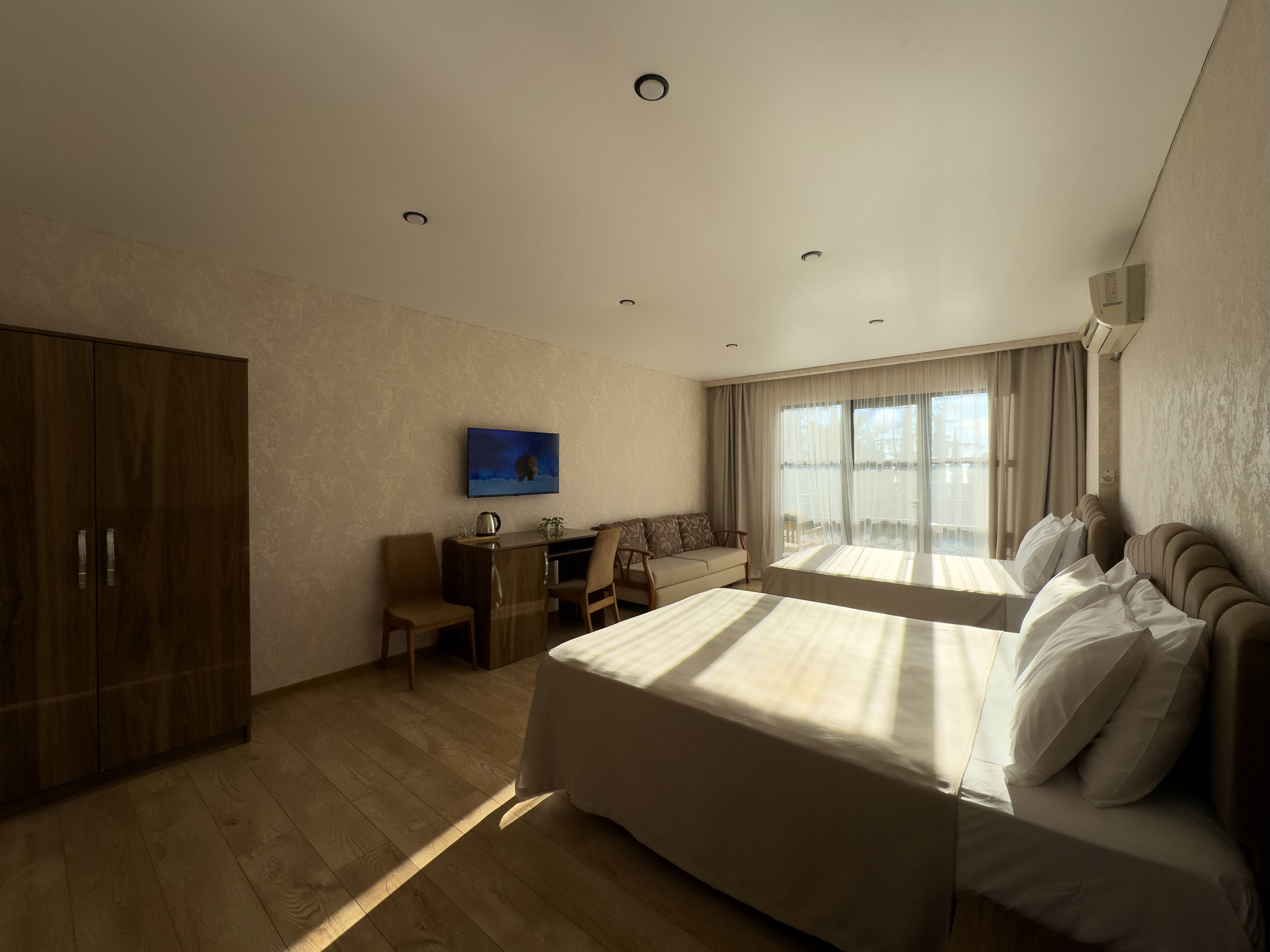 Сюит 4-местный 1-комнатный (с балконом)