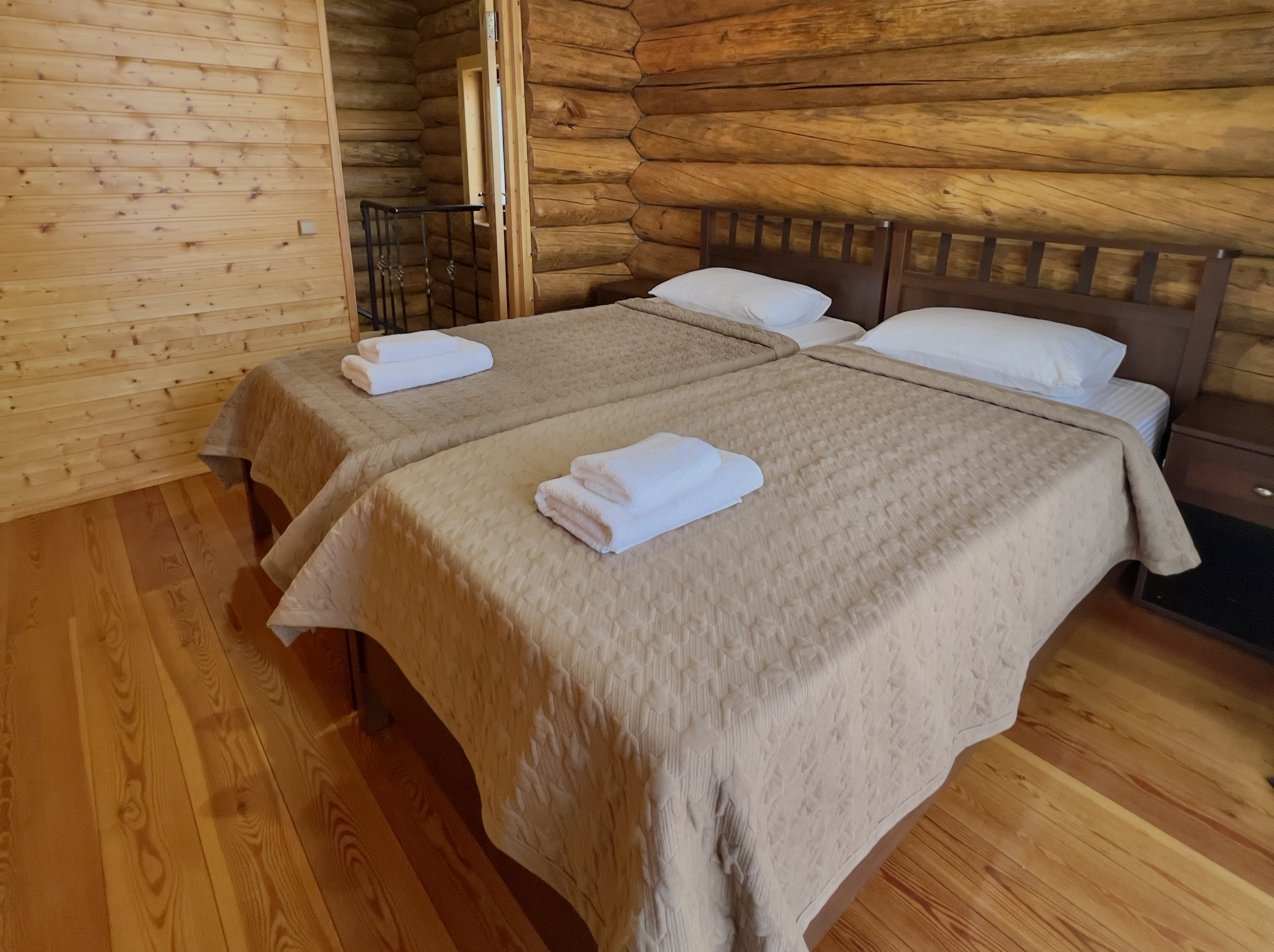 Люкс 4-местный 3-комнатный (2-этажный)