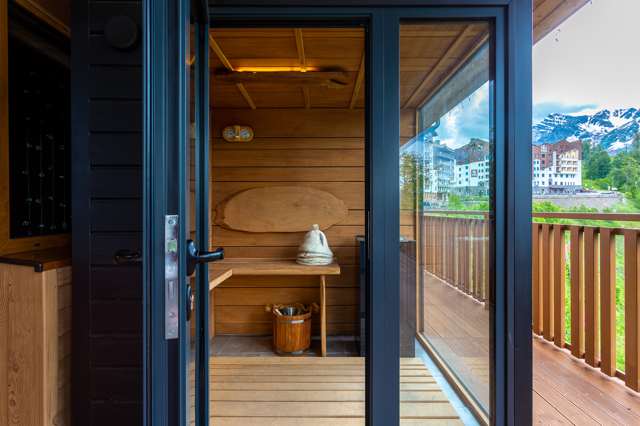 Апартаменты 8-местный 3-комнатный (с джакузи на террасе и видом на горы)