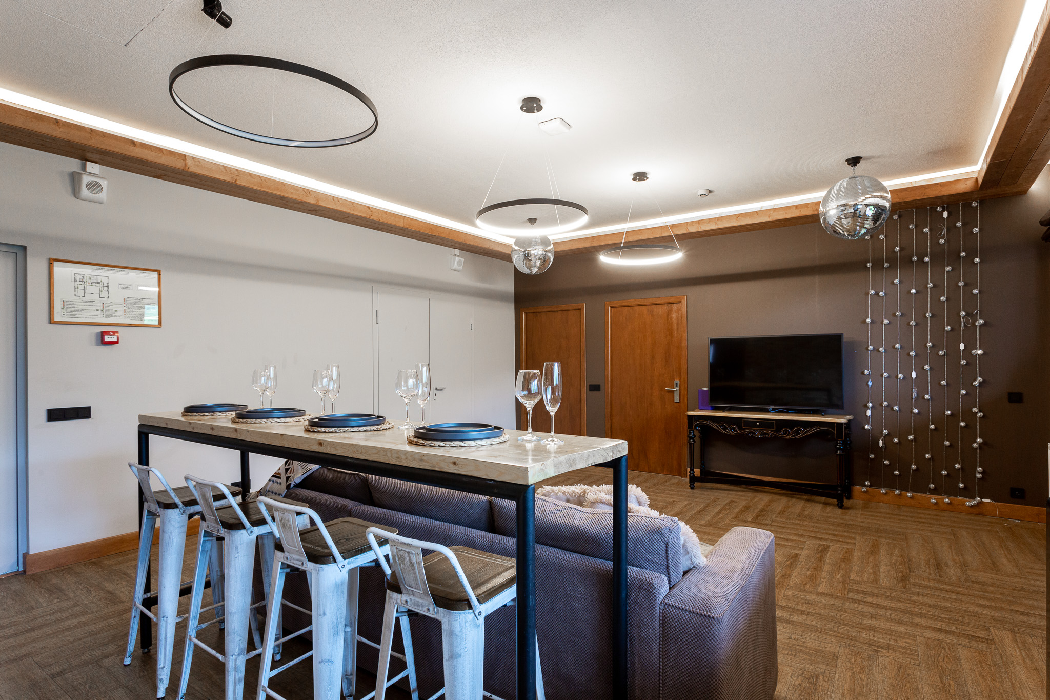 Апартаменты 8-местный 3-комнатный (с джакузи на террасе и видом на горы)