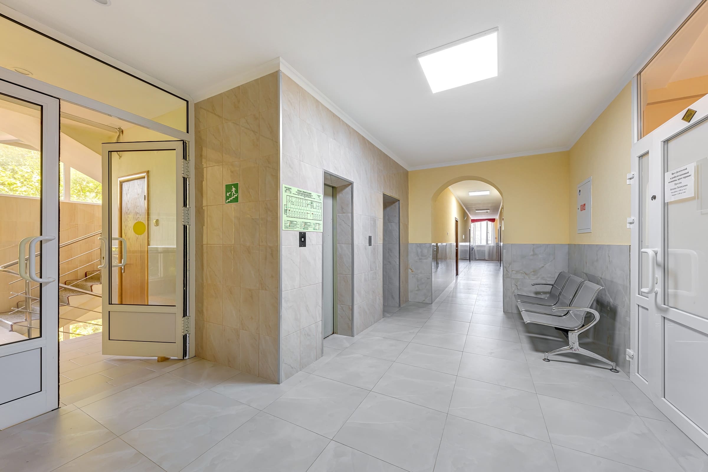 Холл лечебного корпуса