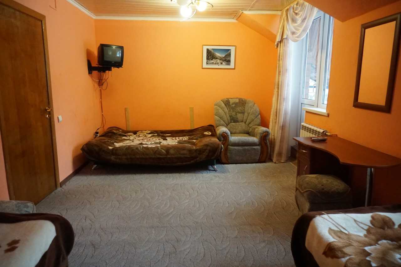 Стандартный 2-местный 1-комнатный (с общей ванной и балконом)