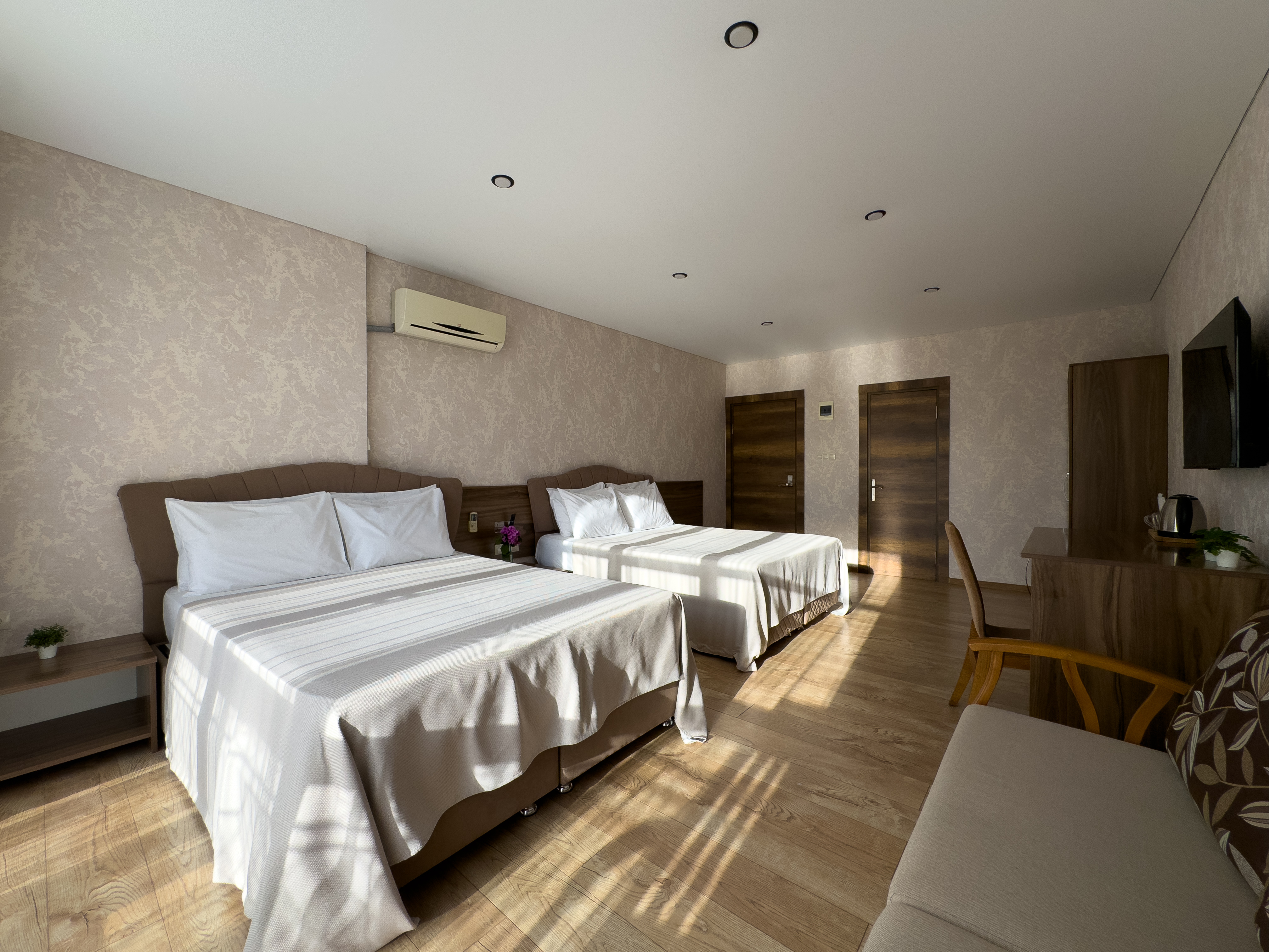 Сюит 4-местный 1-комнатный (с балконом)