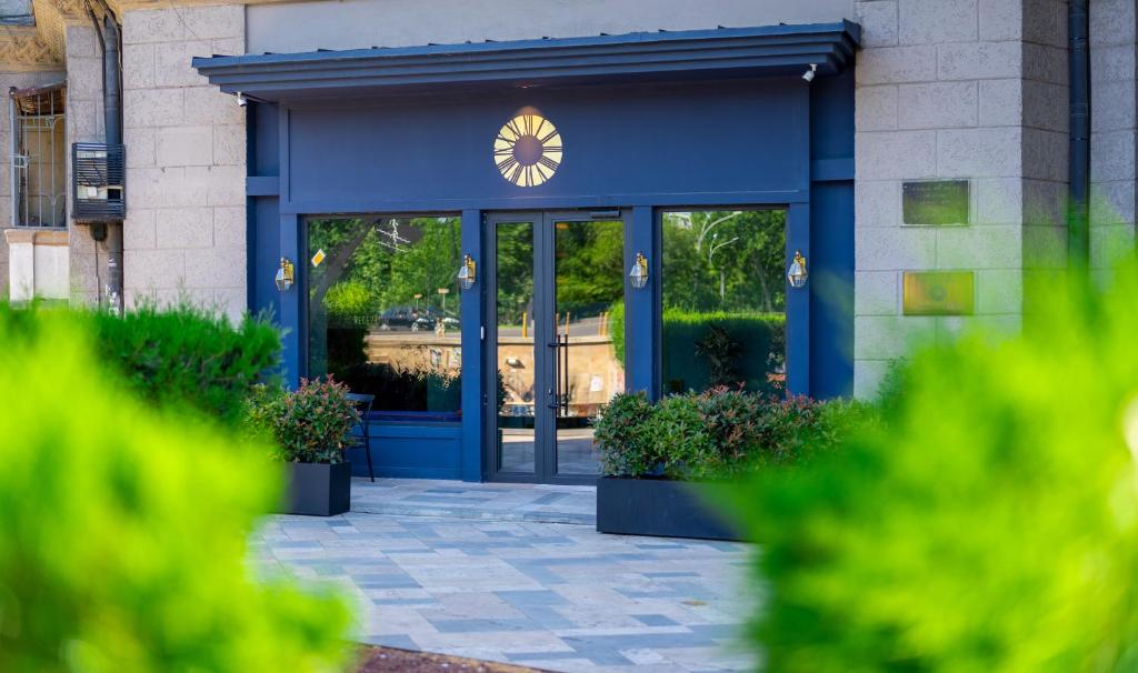 Zorba & Bond Boutique Hotel