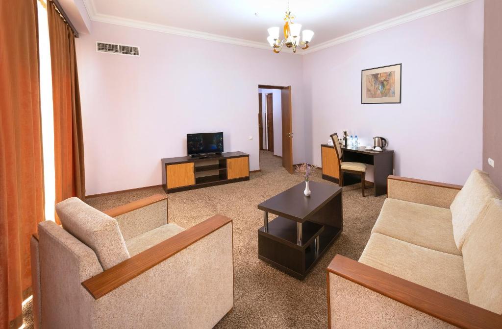 Ani central. Ani Central Inn Ереван. Отель Ани централ ИНН Ереван. Central Hotel Yerevan 4*. Ереван гостиница Ани Плаза.