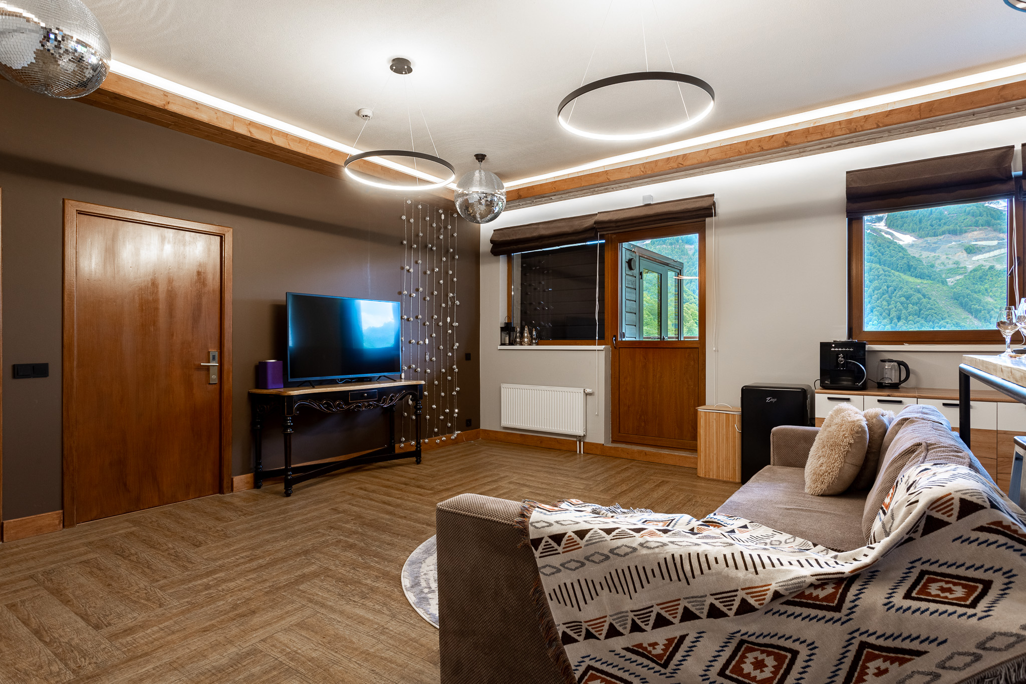 Апартаменты 8-местный 3-комнатный (с джакузи на террасе и видом на горы)