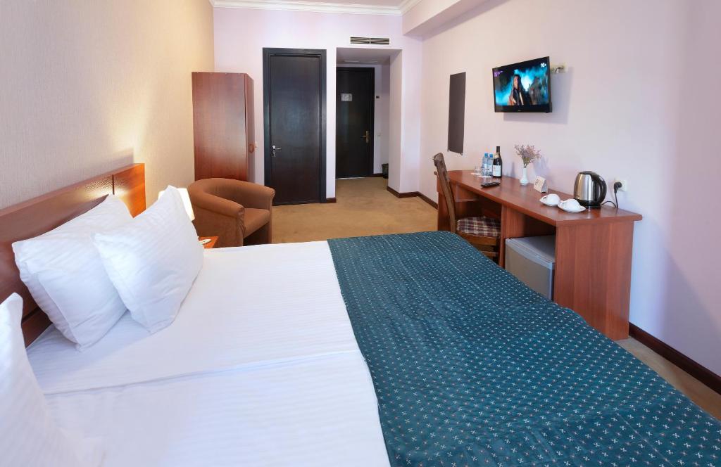 Central inn. Ani Central Inn Ереван. Отель Silachi Hotel Ереван 3. Central Hotel Yerevan 4*. Ани централ ИНН гостиница в Ереване.