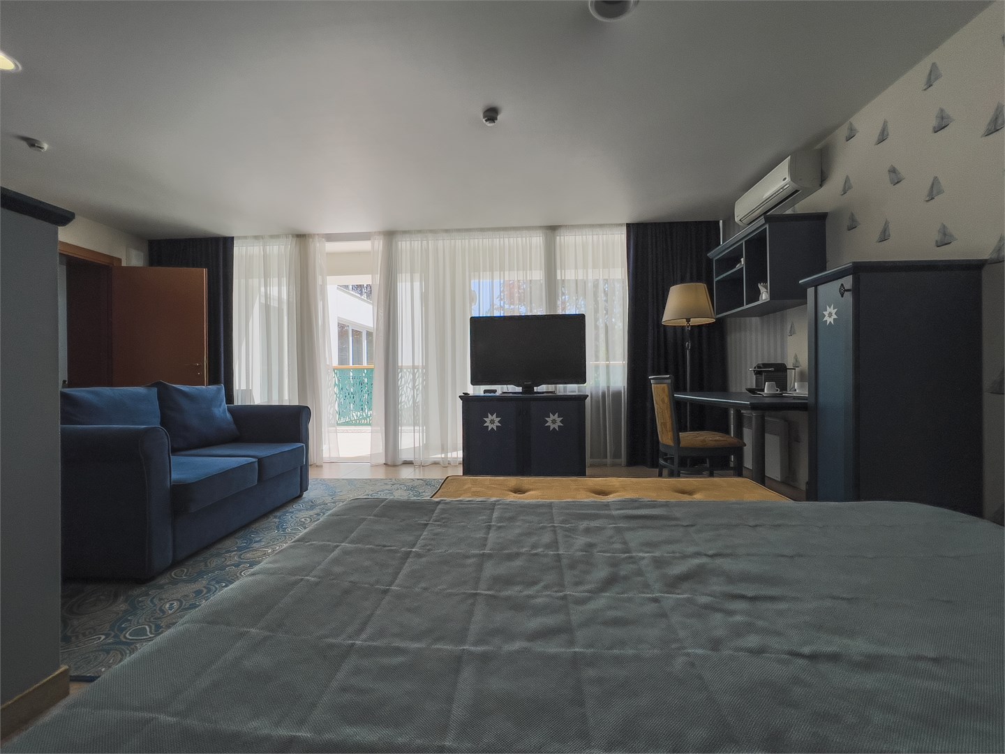 Сюит 4-местный 2-комнатный (премиум)