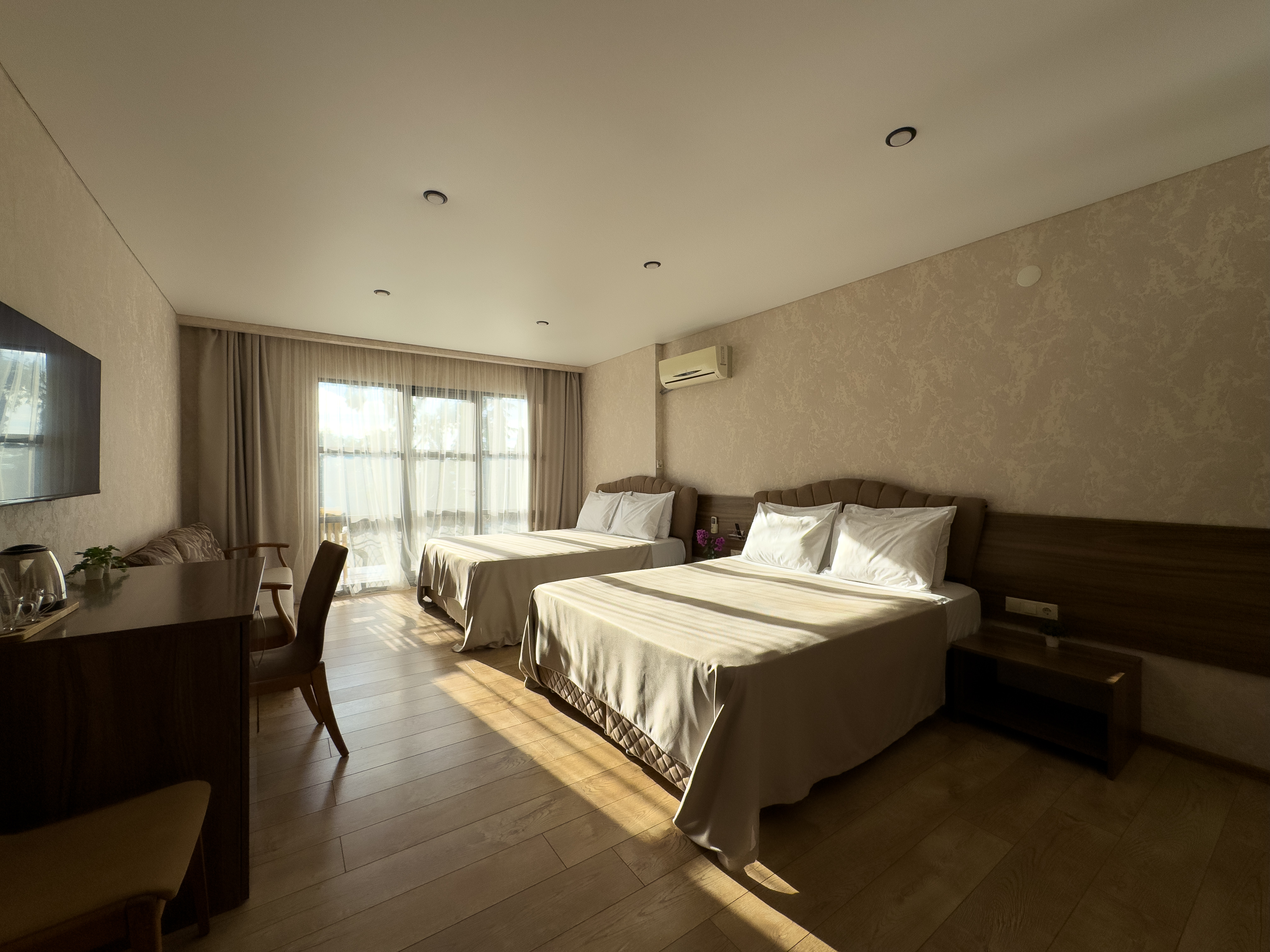 Сюит 4-местный 1-комнатный (с балконом)