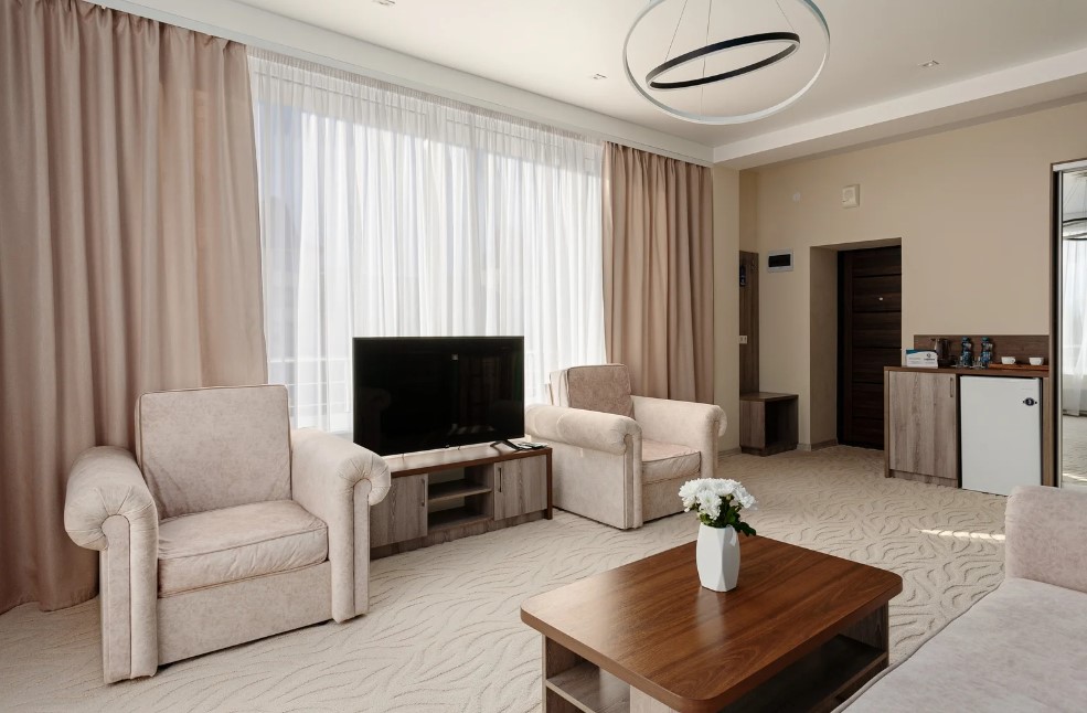 Люкс 3-местный 2-комнатный (с балконом)