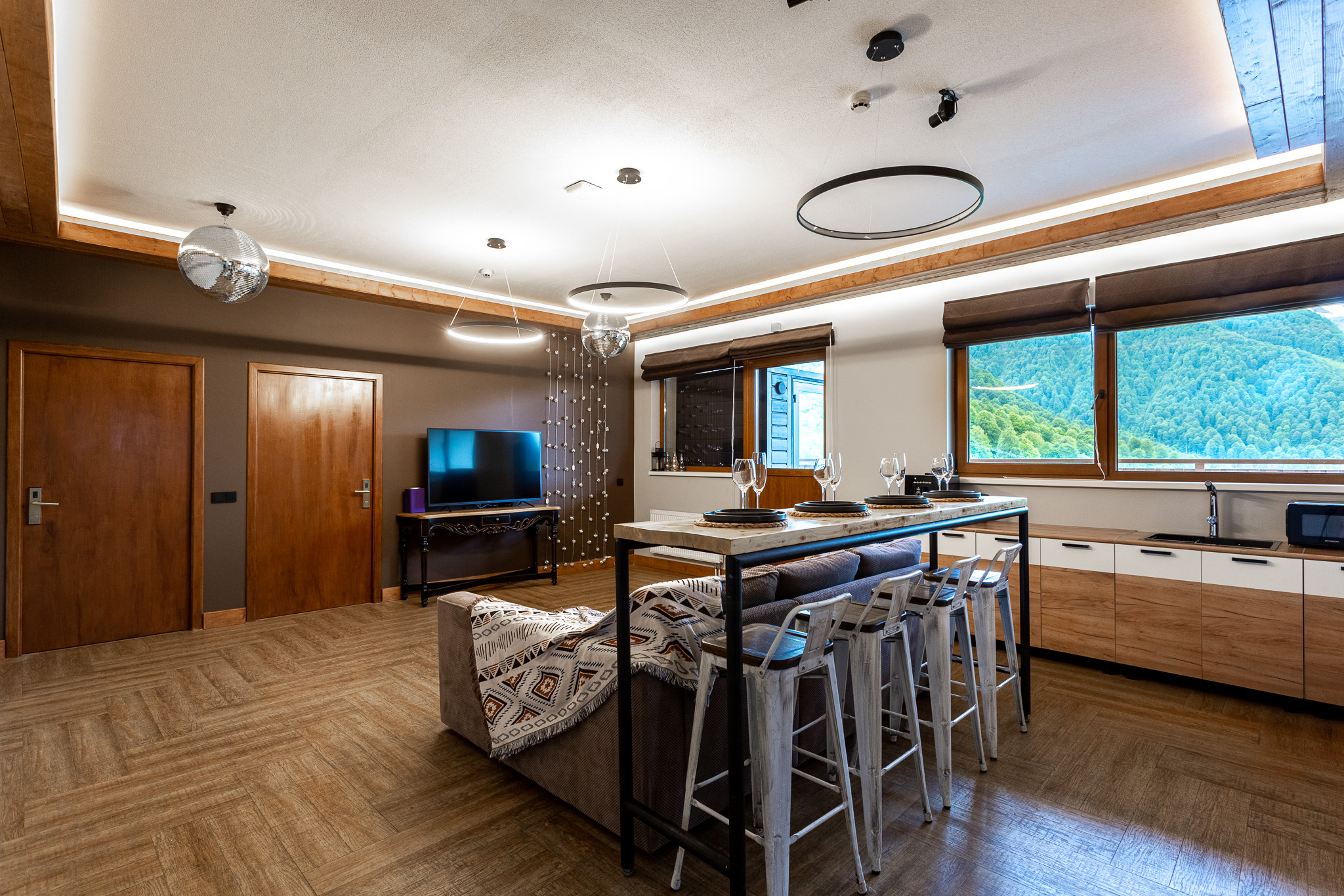 Апартаменты 8-местный 3-комнатный (с джакузи на террасе и видом на горы)