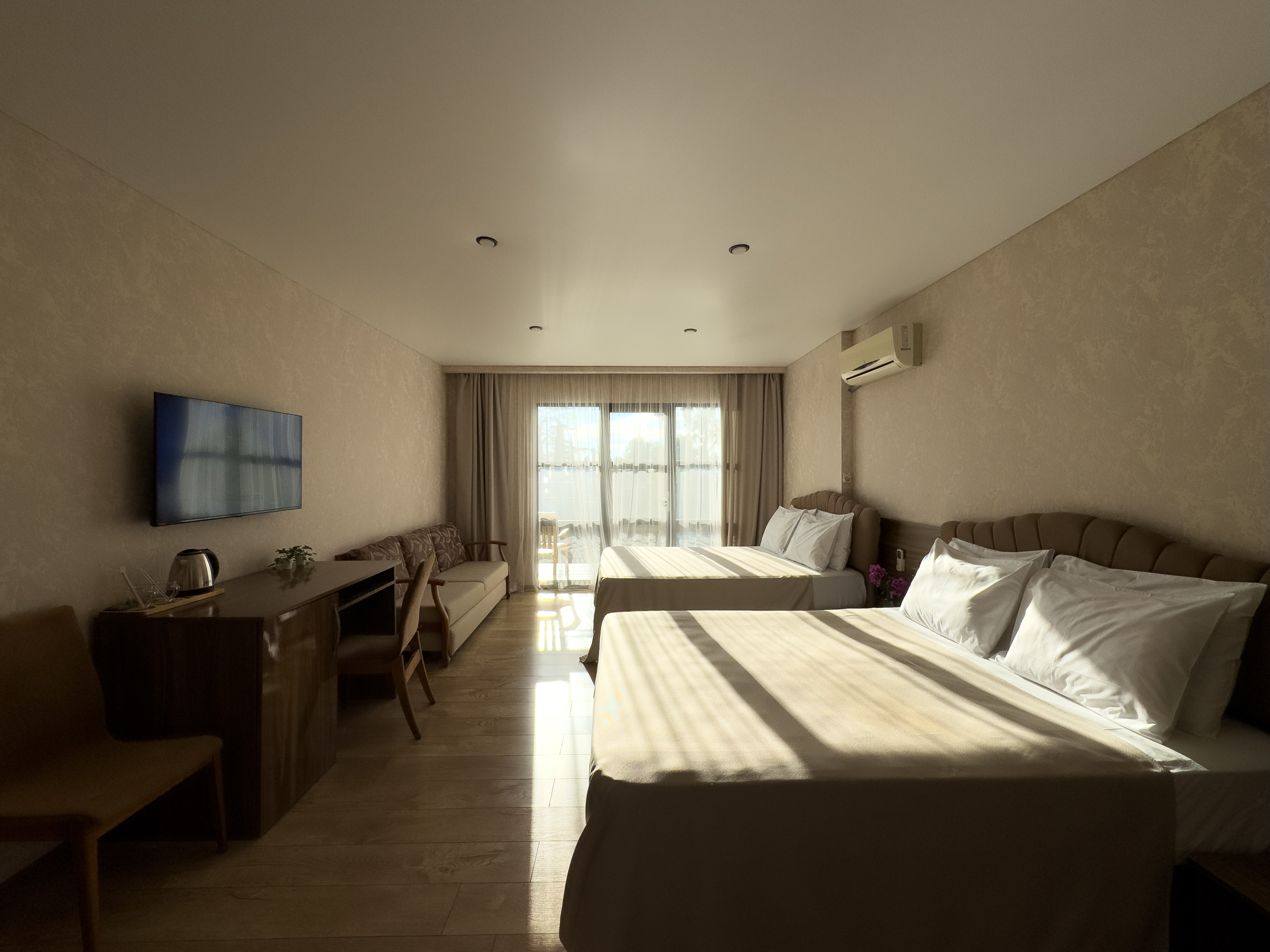 Сюит 4-местный 1-комнатный (с балконом)