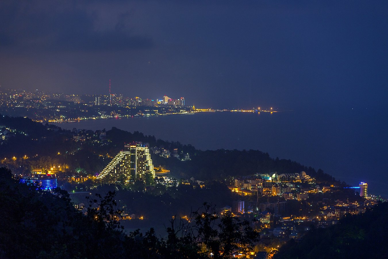 Вид на здание ночью