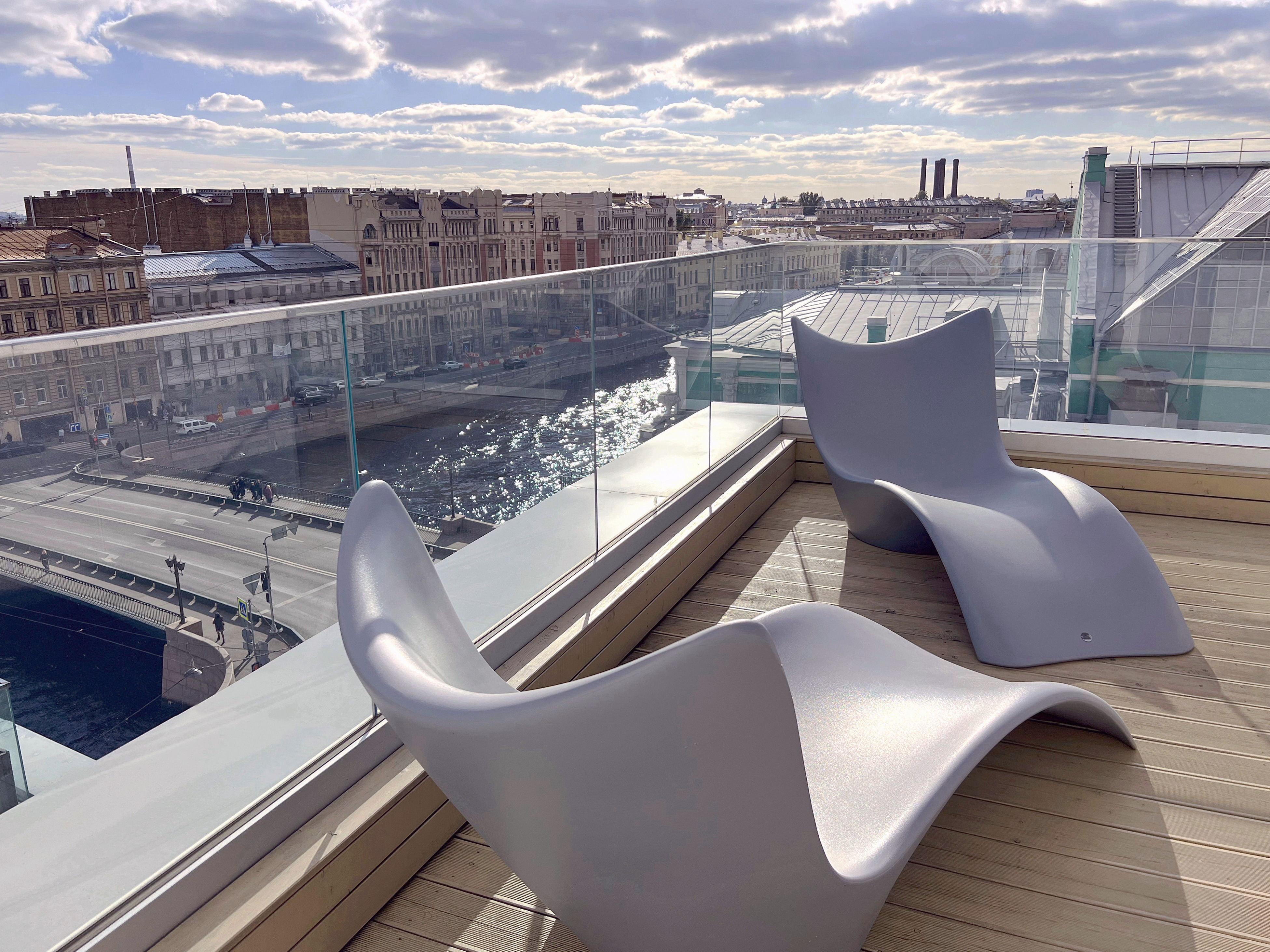 Skyfall. Терраса Sky Walk. Лежаки (2)